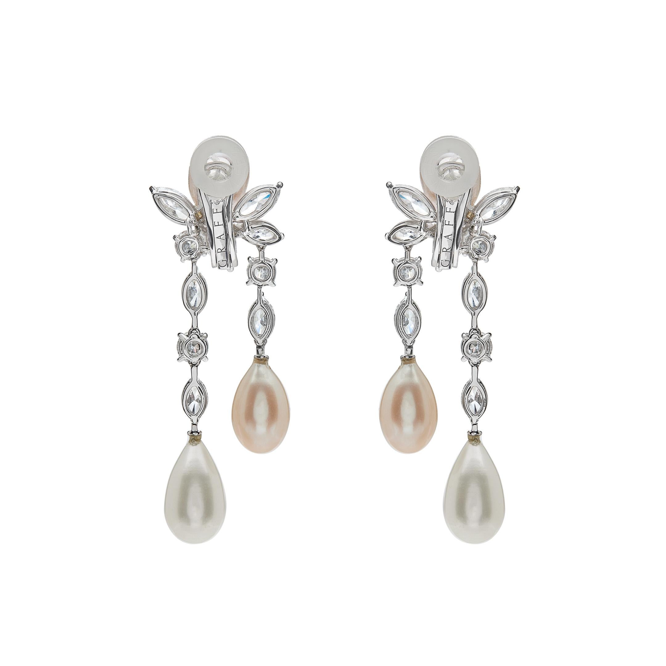 Taille ronde Graff - Boucles d'oreilles pendantes en platine et or blanc avec perles et diamants en vente