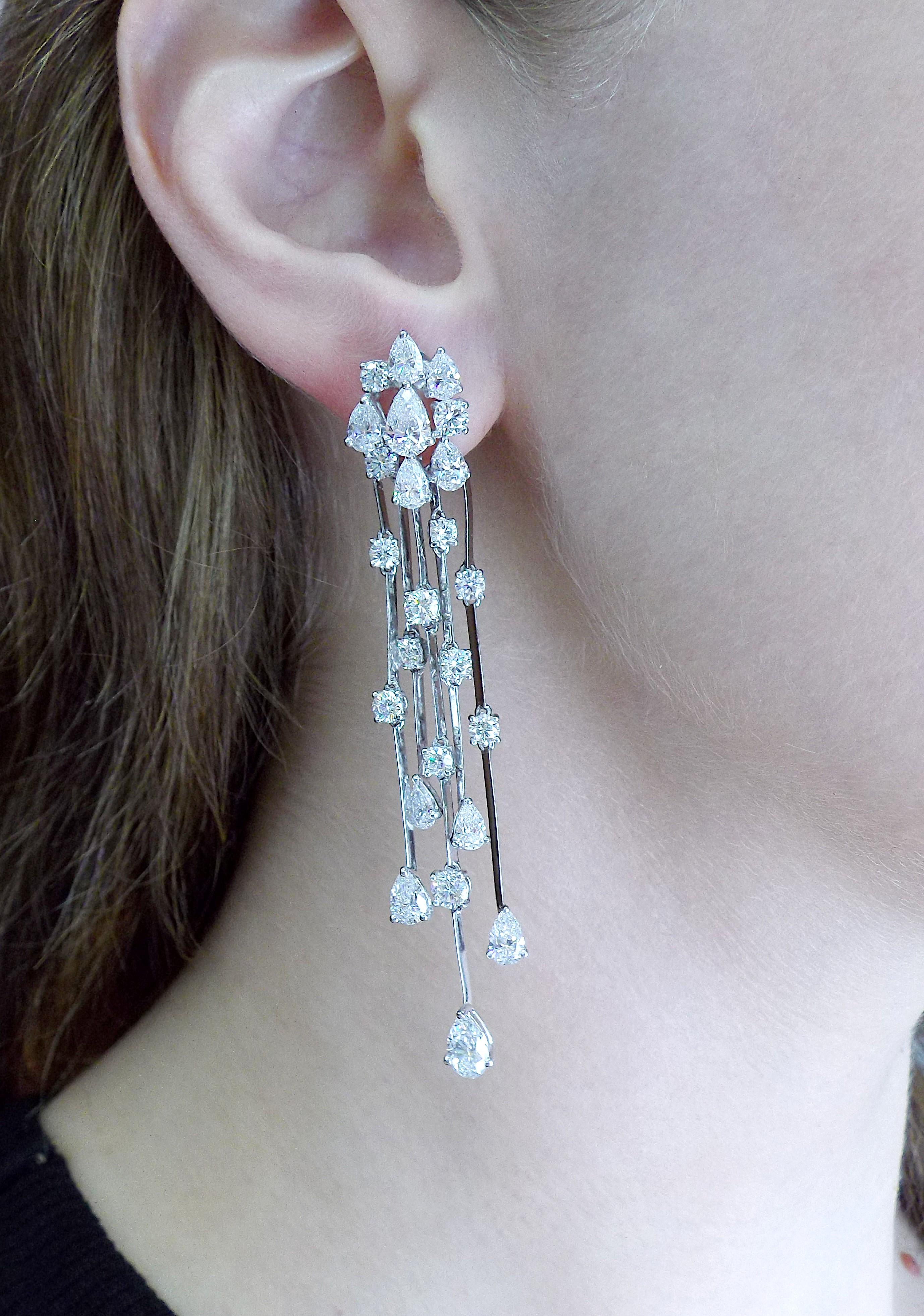 Ein Paar exquisite Diamantohrringe von Graff aus der 'Waterfall'-Kollektion. Platingerahmt. Ca. 11,50 ct Diamanten. Abmessungen: 3 1/8'' x 1/2''. Signiert Graff, nummeriert. Begleitet von einer Graff Box.
