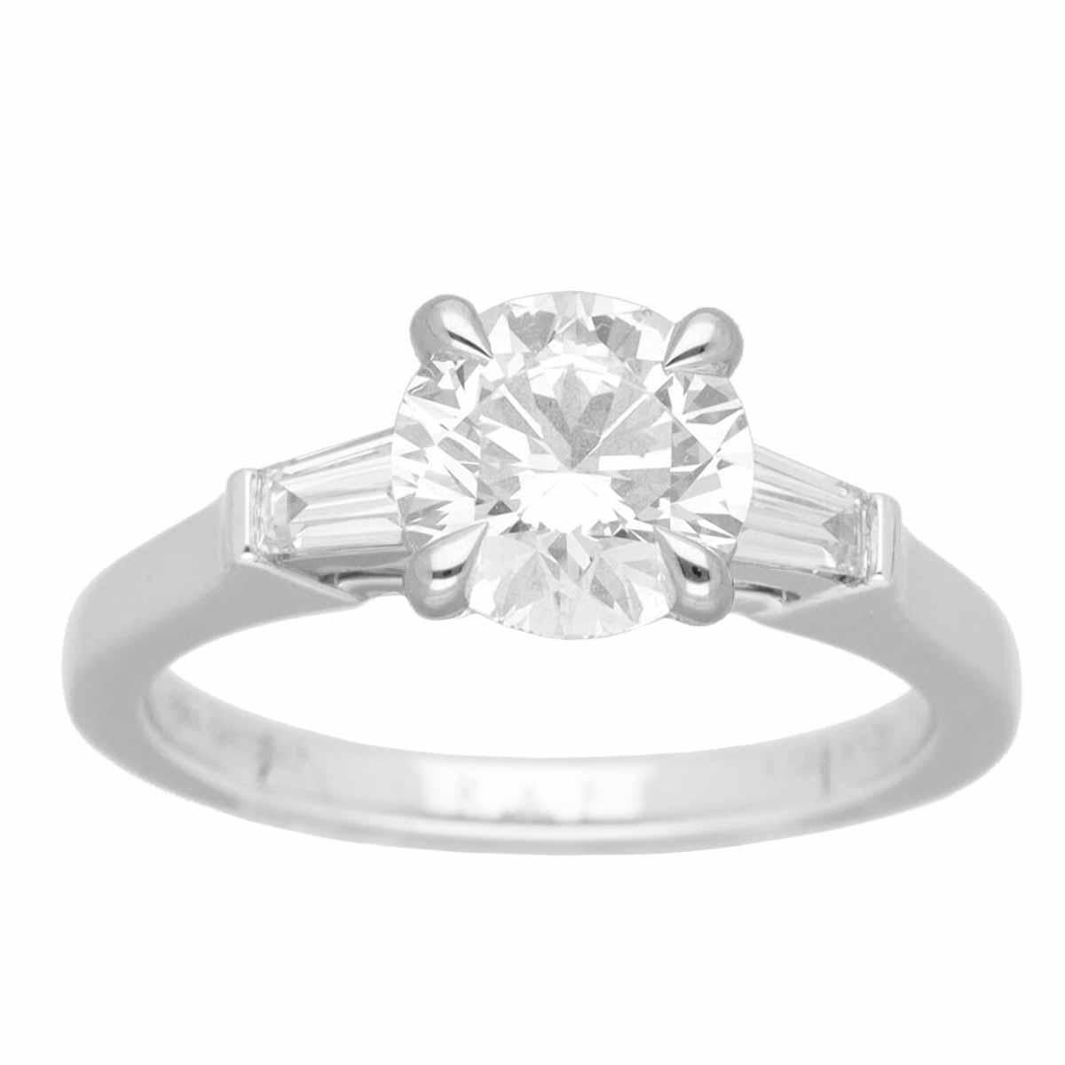 ■ Produktnummer: 23560902
■ Marke: Graff
■ Produktname: Promise Round Diamond Ring
■ MATERIAL: 1P Diamant (1,13ct H-VS1-3Ex), seitlich verjüngter Baguetteschliff Diamant x 2, PT950 Platin
■ Gewicht: Ungefähr 4,1g
■ Ringgröße: Ungefähr:EU：46 /