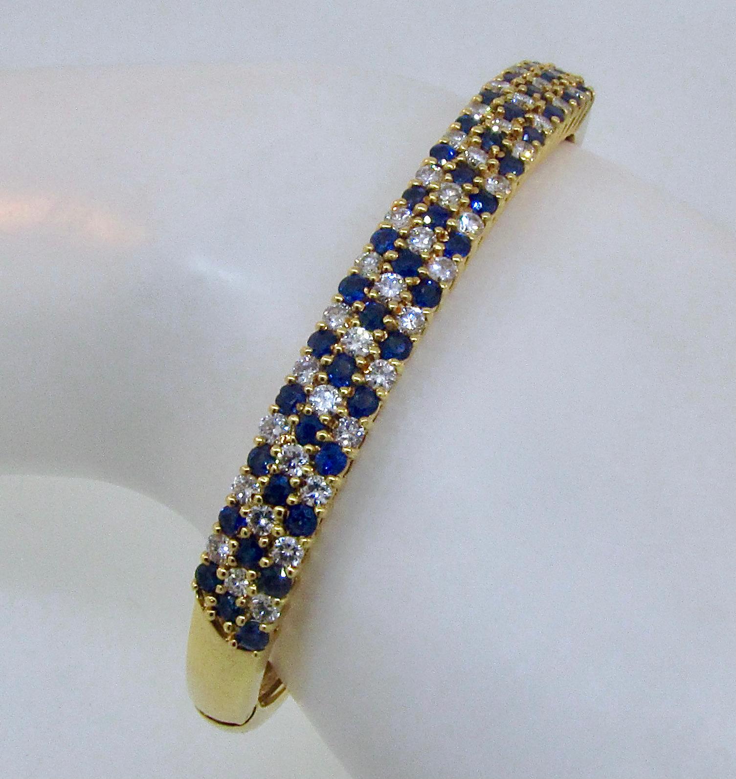 Merci de regarder ce magnifique bracelet Graff.  Le bracelet contient 39 diamants pesant environ 2,50 carats.  Les diamants sont de couleur F et de pureté VS.  Le bracelet pèse 33,4 grammes.  Il mesure un peu moins de 3