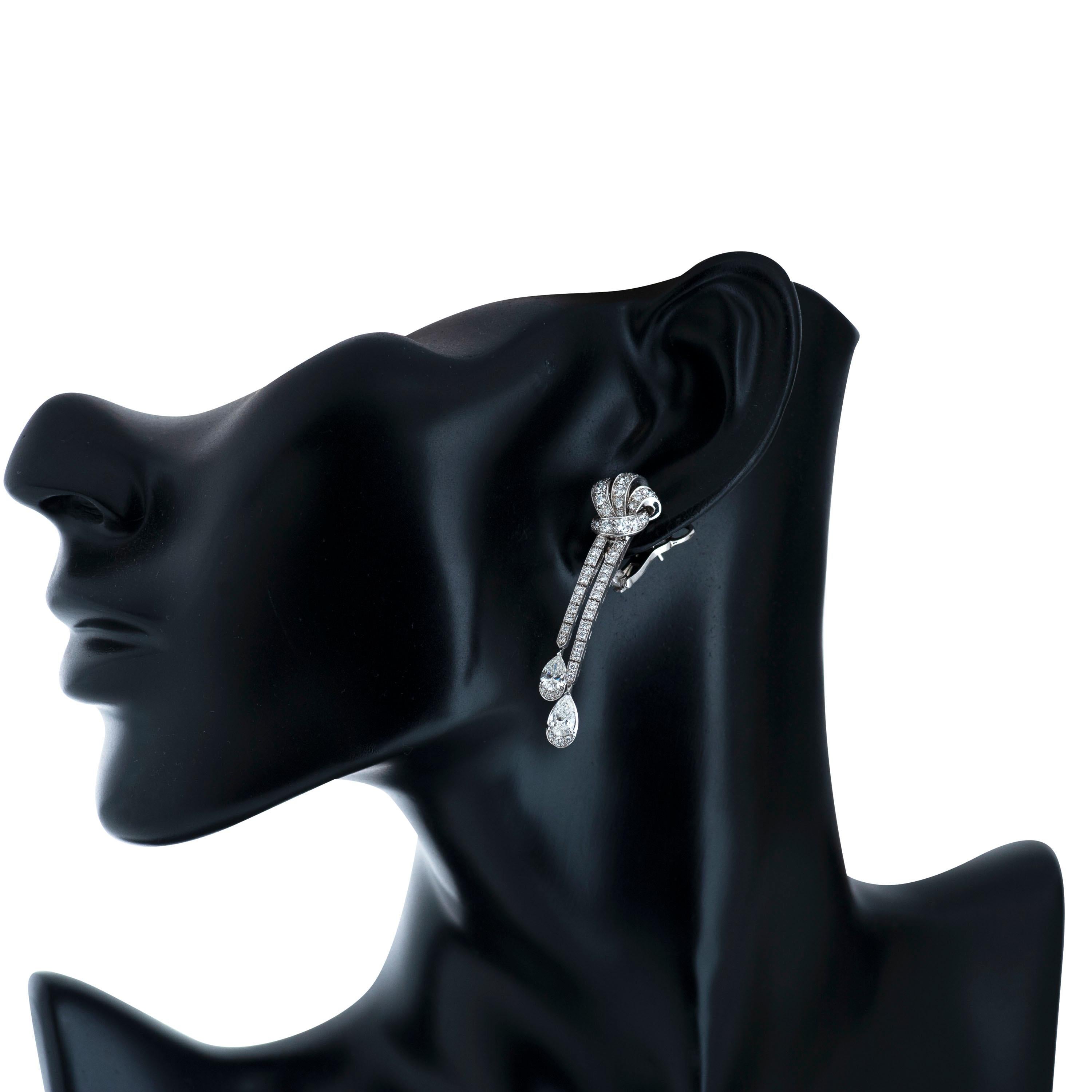 Graff Tilda's Bow doppelte Diamanttropfenohrringe aus 18 Karat Weißgold, begleitet von einem Graff-Gutachten.

Dieses Paar Ohrringe von Graff besteht aus 4 hängenden birnenförmigen Diamanten von insgesamt ca. 1,82 Karat sowie 126 runden Diamanten im
