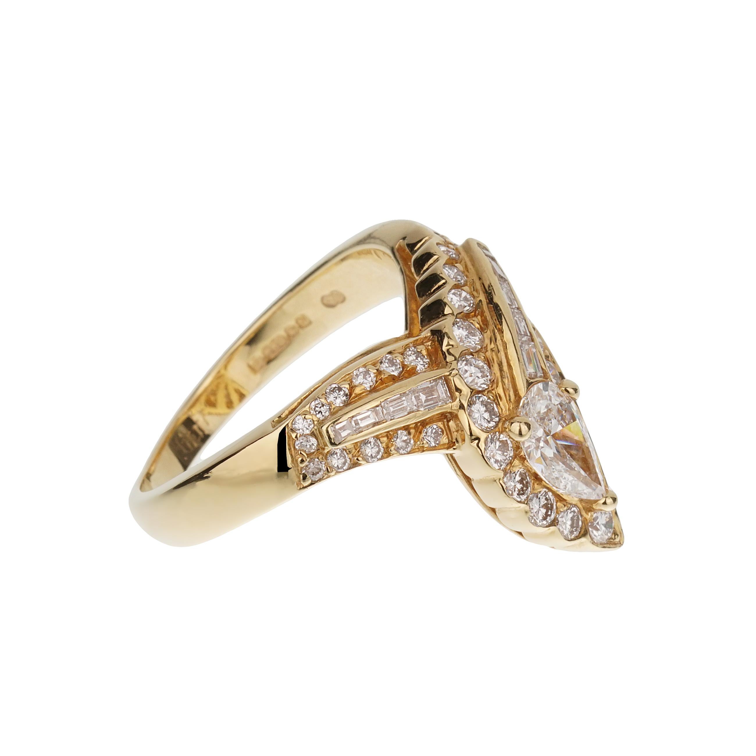 Questo splendido anello da cocktail vintage di Graff, realizzato in oro giallo 18 carati, è un'abbagliante testimonianza del glamour e dell'artigianato degli anni '80. Con il prestigioso nome Graff, i marchi britannici e il timbro 