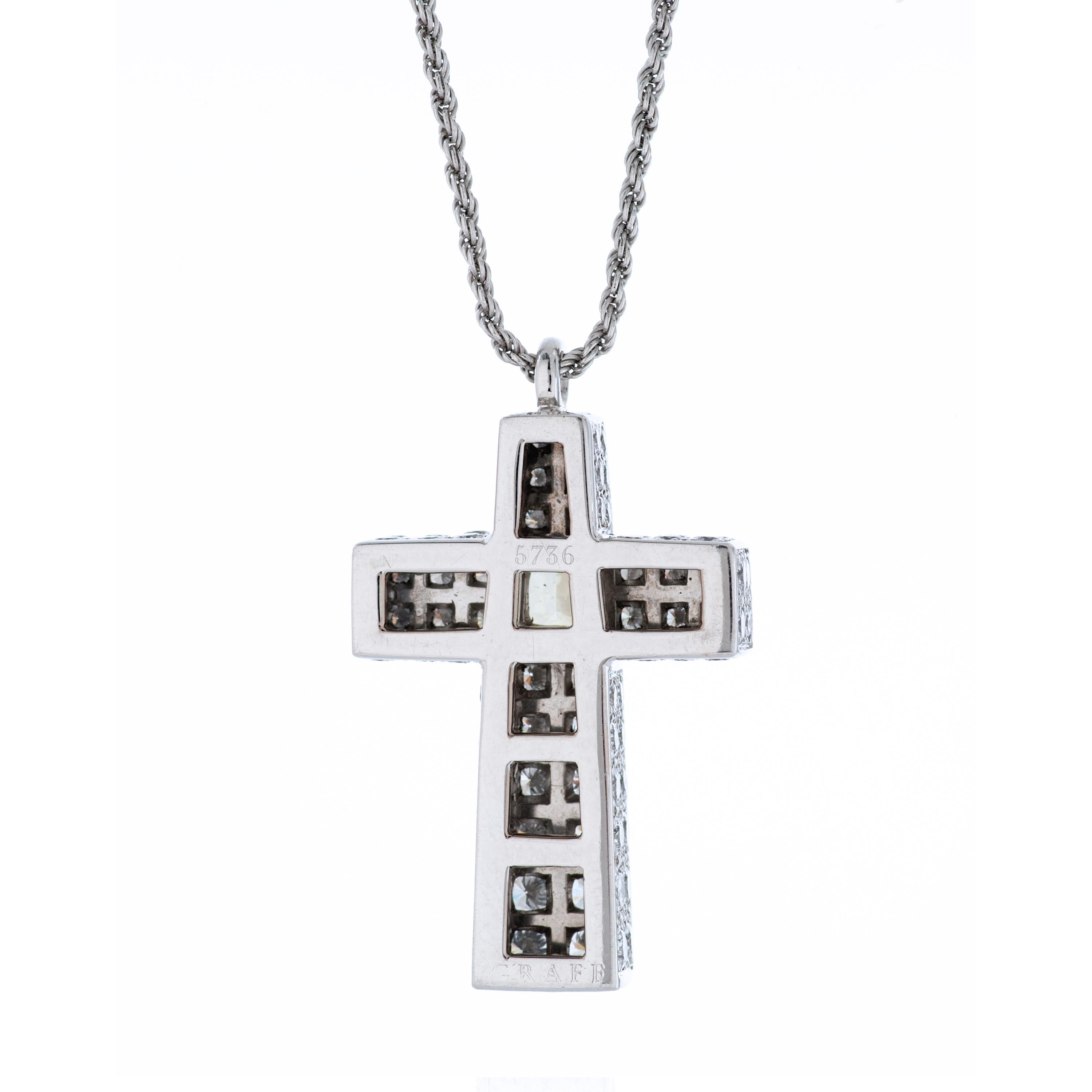 Collana con ciondolo a croce Graff con diamanti bianchi e gialli da 1,50ct in 18KWG In condizioni buone in vendita a Philadelphia, PA