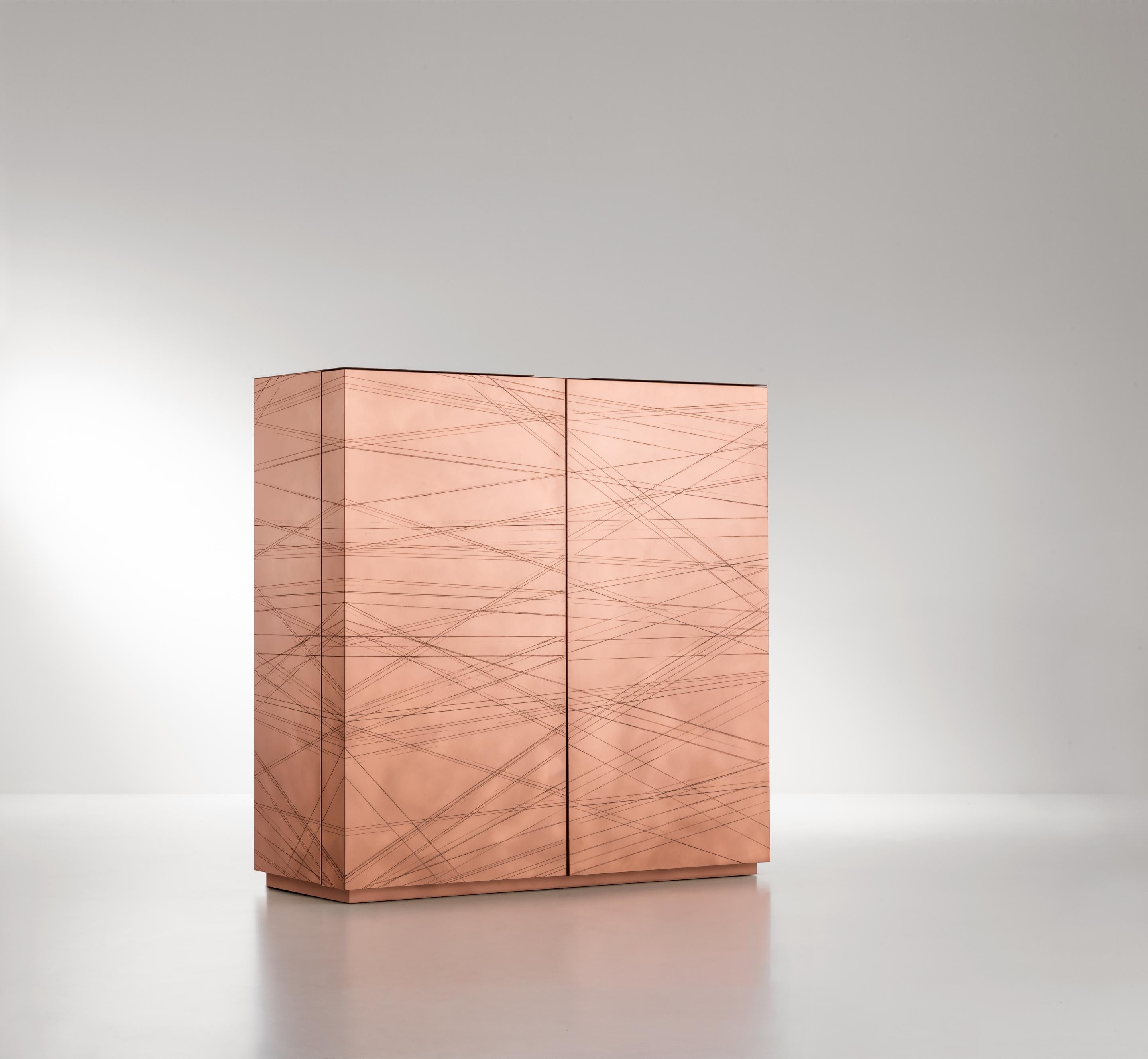 Armario Graffio de De Castelli
Dimensiones: An 140 x Pr 55 x Al 145 cm
Materiales: Cobre DeEroston, Madera de Roble Natural
También hay disponibles versiones de latón y acero inoxidable. Ponte en contacto con nosotros para cualquier