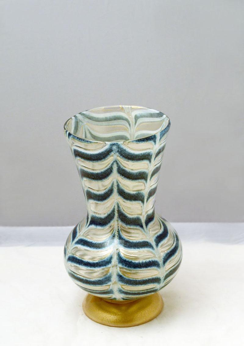 Vaso della serie 'Graffito Barbarico' design Ercole Barovier produzione Barovier&Toso, 1969.
Realizzato con la tecnica del fenicio con foglia d'oro e polveri colorate.
In condizioni perfette.
