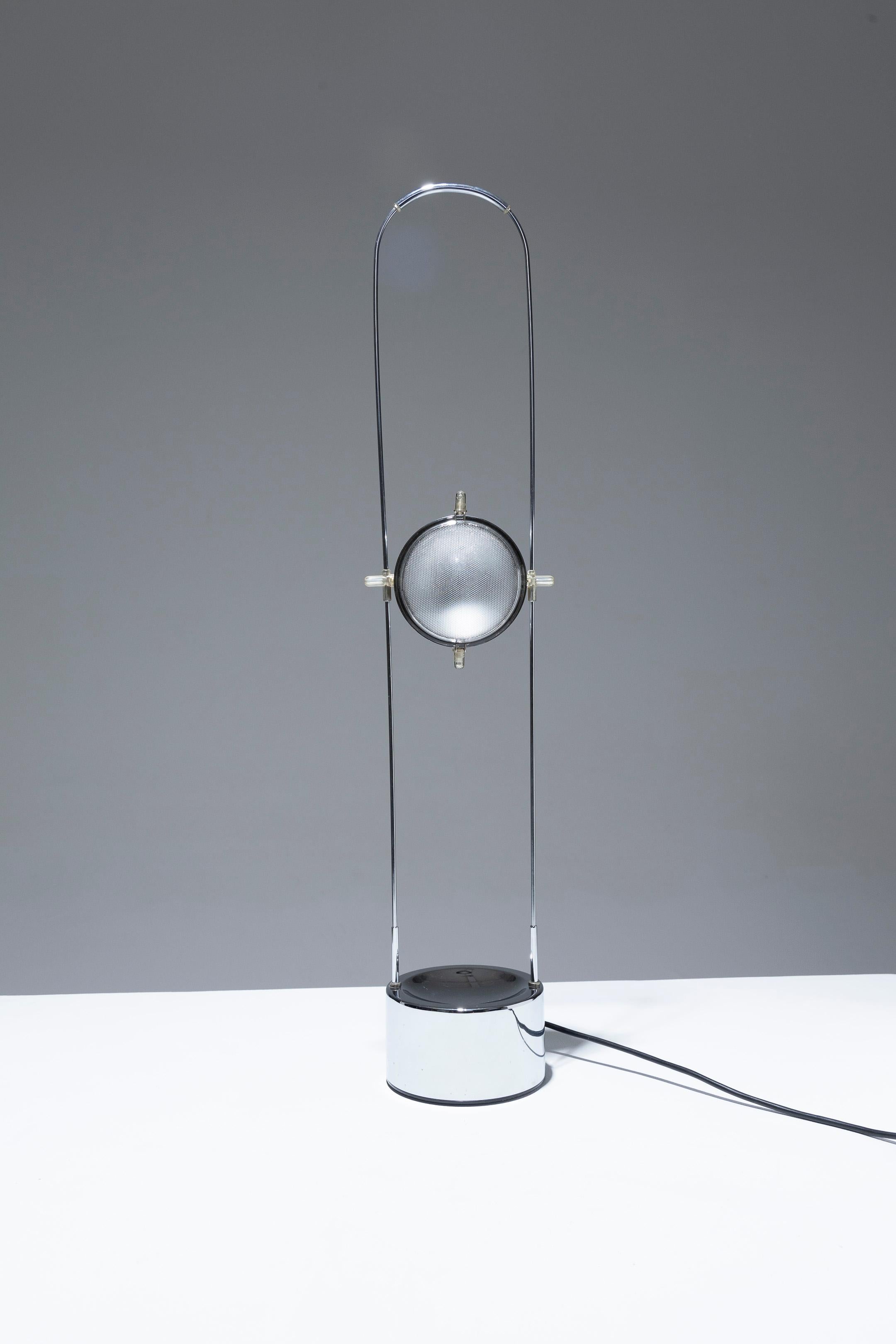 “Graffunzel” model desk lamp in silver metal by Ingo Maurer and Friedman Graff in the 1970s. The height and direction of the light are adjustable. functional, European plug. Beautiful vintage condition.
DV1254