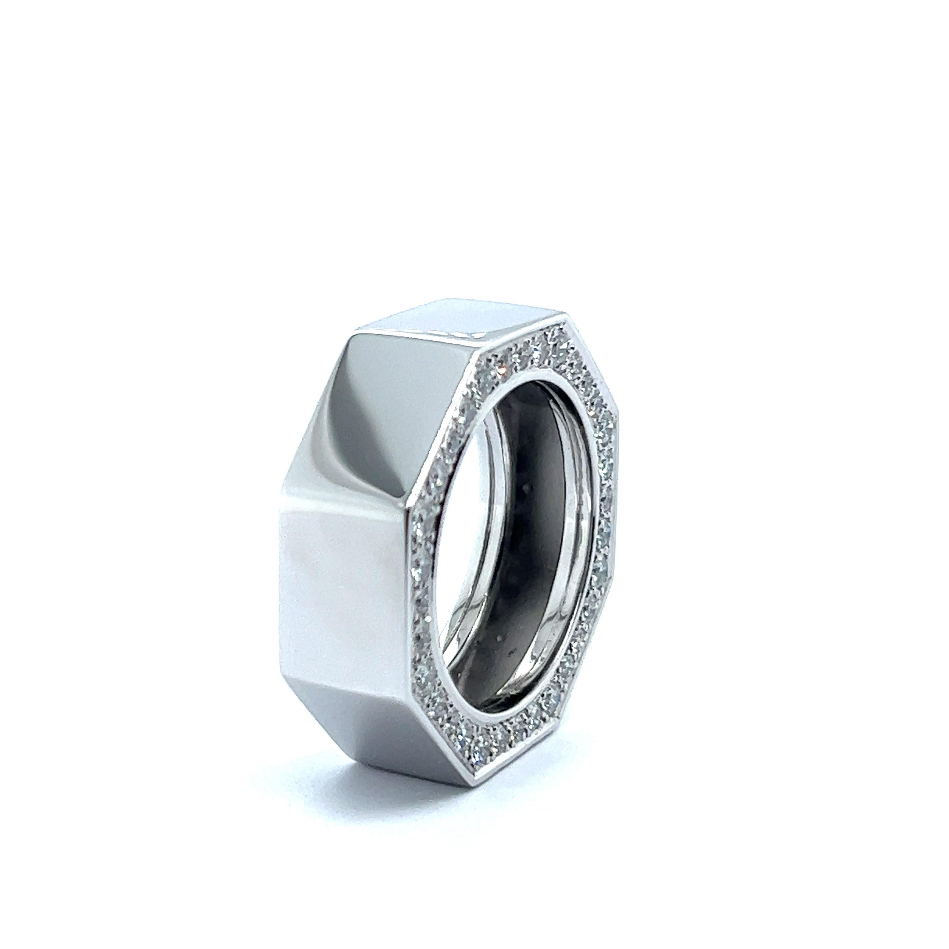 Grafik Ring with Diamonds in 18 Karat White Gold  In Excellent Condition For Sale In Lucerne, CH