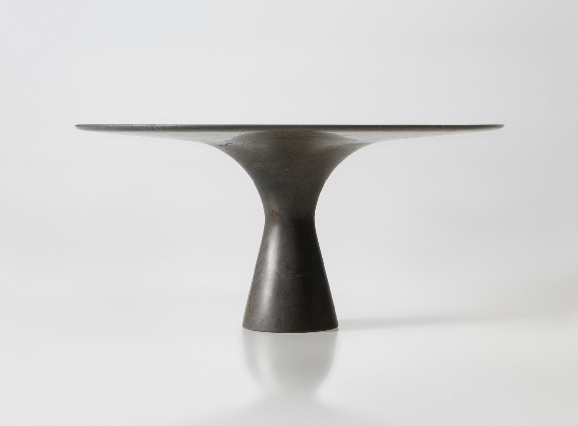 Grafite Refined Contemporary Marble Oval Table 210/75
Dimensions : 210 x 135 x 75 cm : 210 x 135 x 75 cm
MATERIAL : Grafite.

Angelo est l'essence même d'une table ronde en pierre naturelle, une forme sculpturale dans un matériau robuste aux lignes