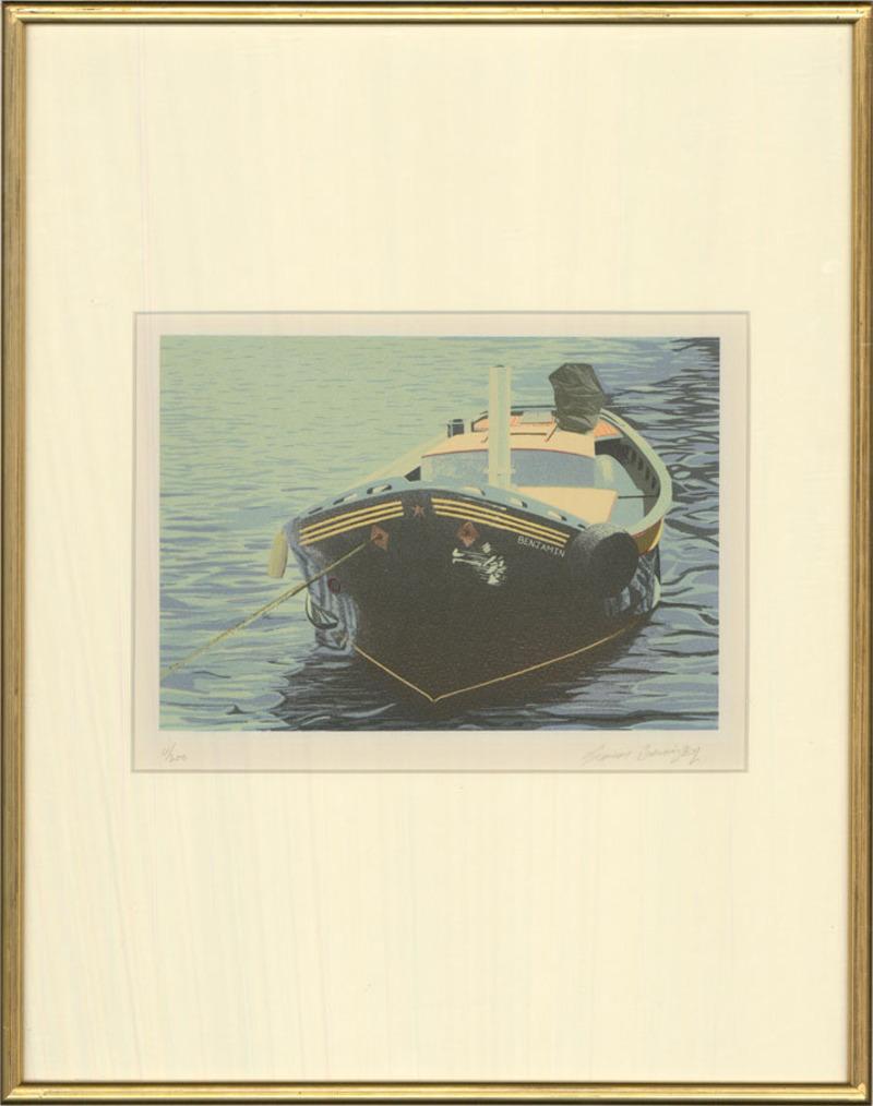 Una serigrafia ben eseguita e nitida che mostra una piccola barca che si riflette sul mare increspato. L'artista ha firmato e numerato (11/300) sul bordo inferiore e la stampa è stata presentata in una semplice cornice dorata con supporto in