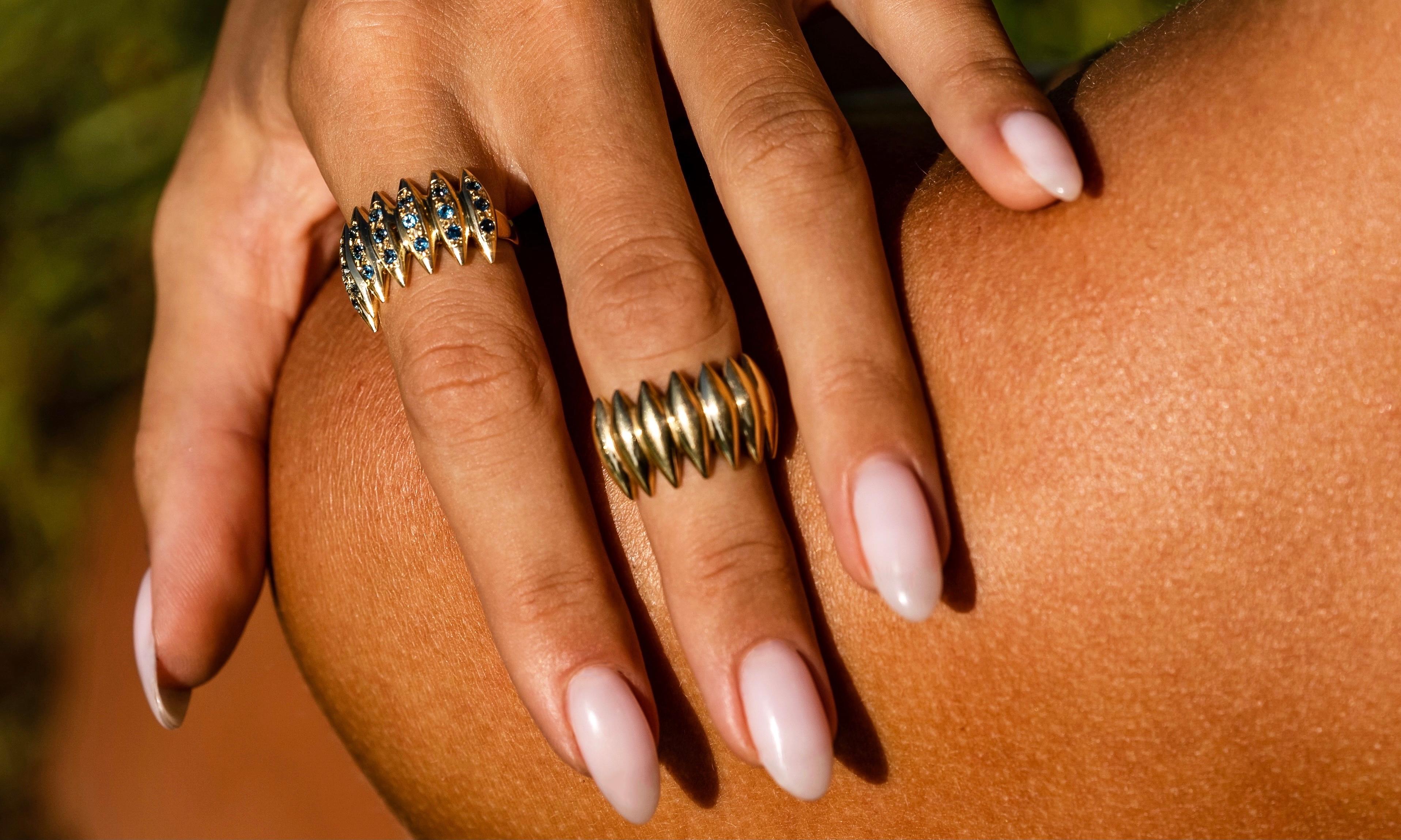 Maria Kotsoni - Anillo escultórico contemporáneo de oro amarillo de 18 quilates con veteado en forma de espiga en Nuevo estado para la venta en Nicosia, CY