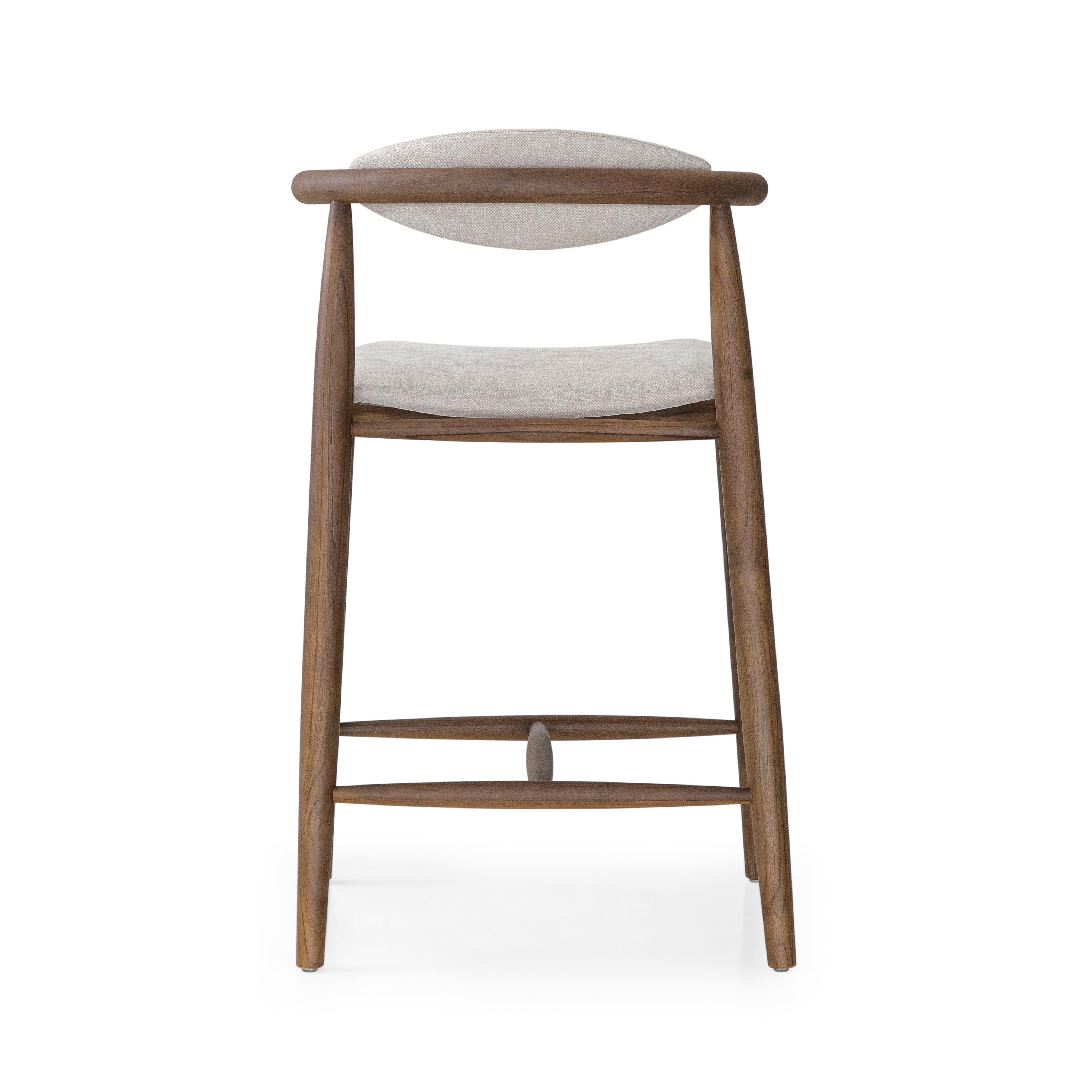 Hocker in Thekenhöhe aus Nussbaumholz mit beigefarbener Polsterung und Beige-Polsterung – Grain-Kollektion (Moderne) im Angebot