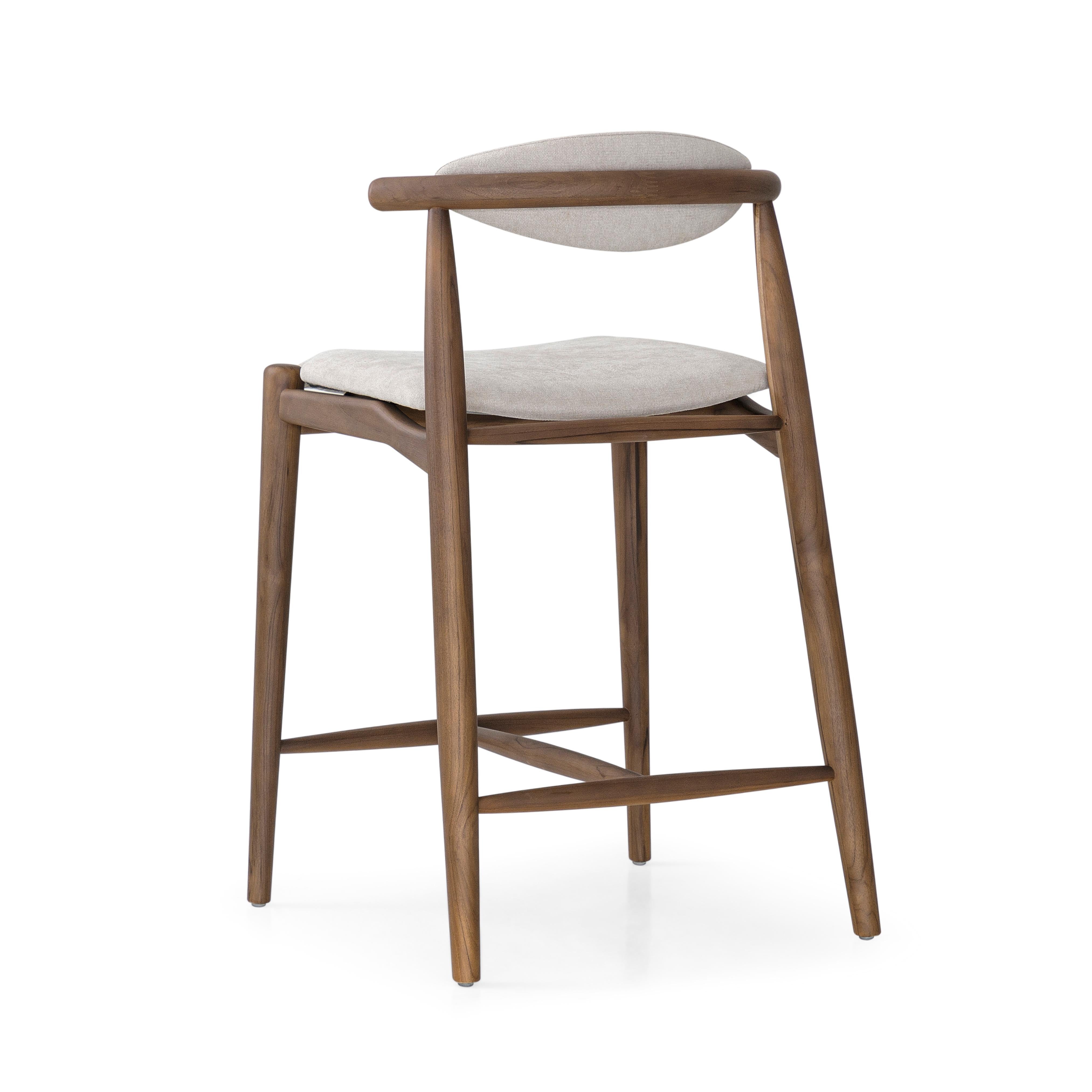 Hocker in Thekenhöhe aus Nussbaumholz mit beigefarbener Polsterung und Beige-Polsterung – Grain-Kollektion (Brasilianisch) im Angebot