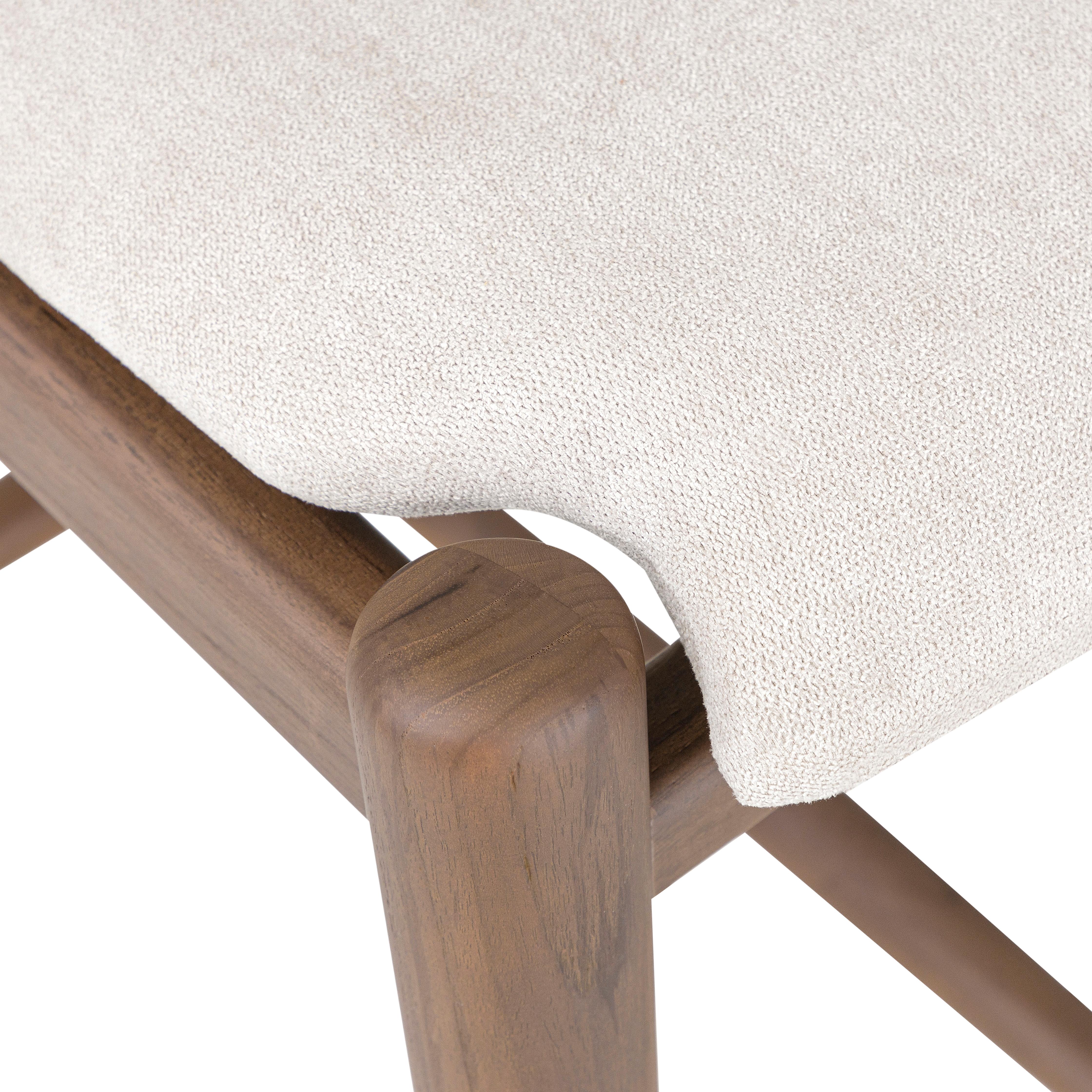 Hocker in Thekenhöhe aus Nussbaumholz mit beigefarbener Polsterung und Beige-Polsterung – Grain-Kollektion (21. Jahrhundert und zeitgenössisch) im Angebot