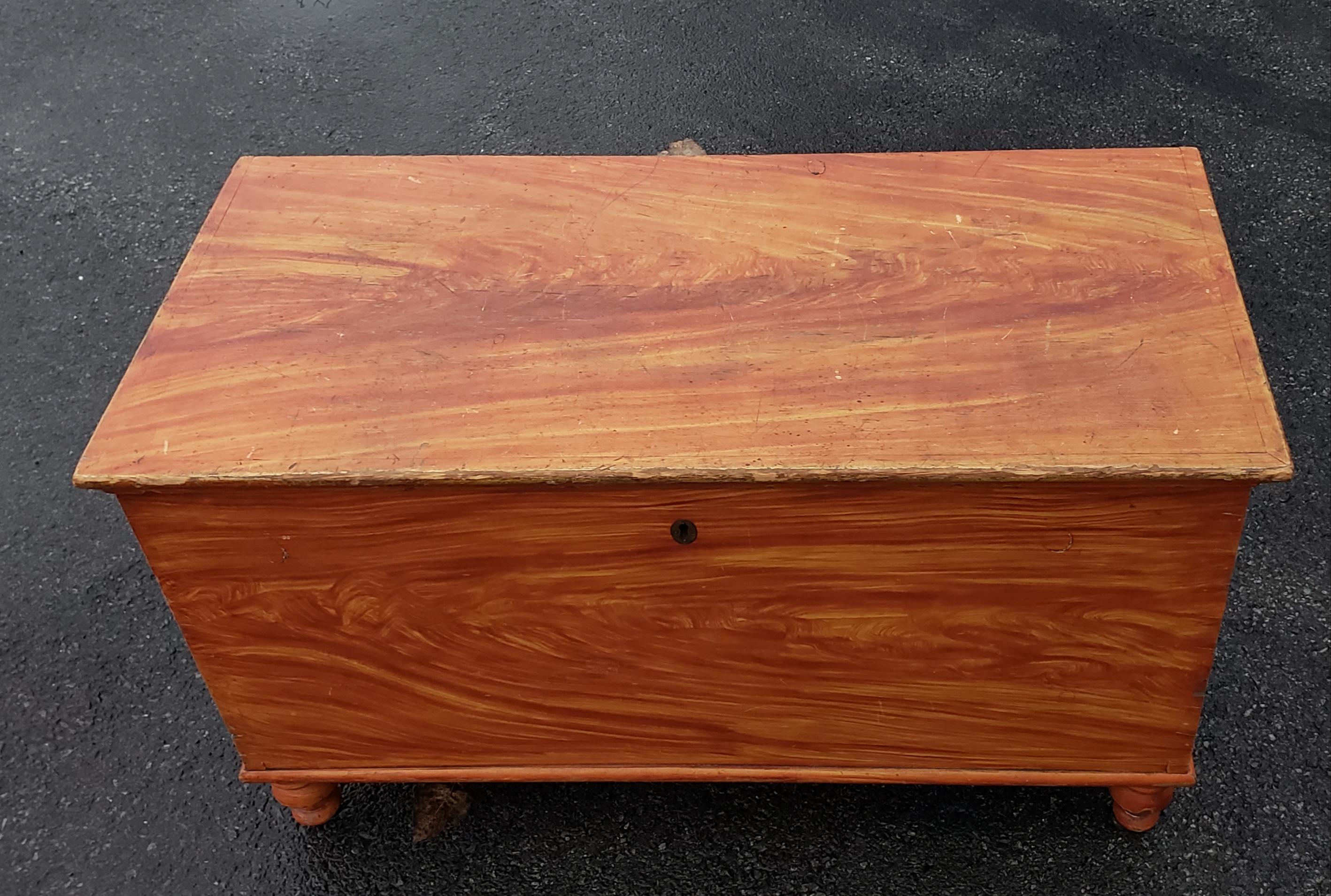 Grain Painted Blanket Chest Pennsylvania Circa 1830 In Good Condition For Sale In Hudson, NY