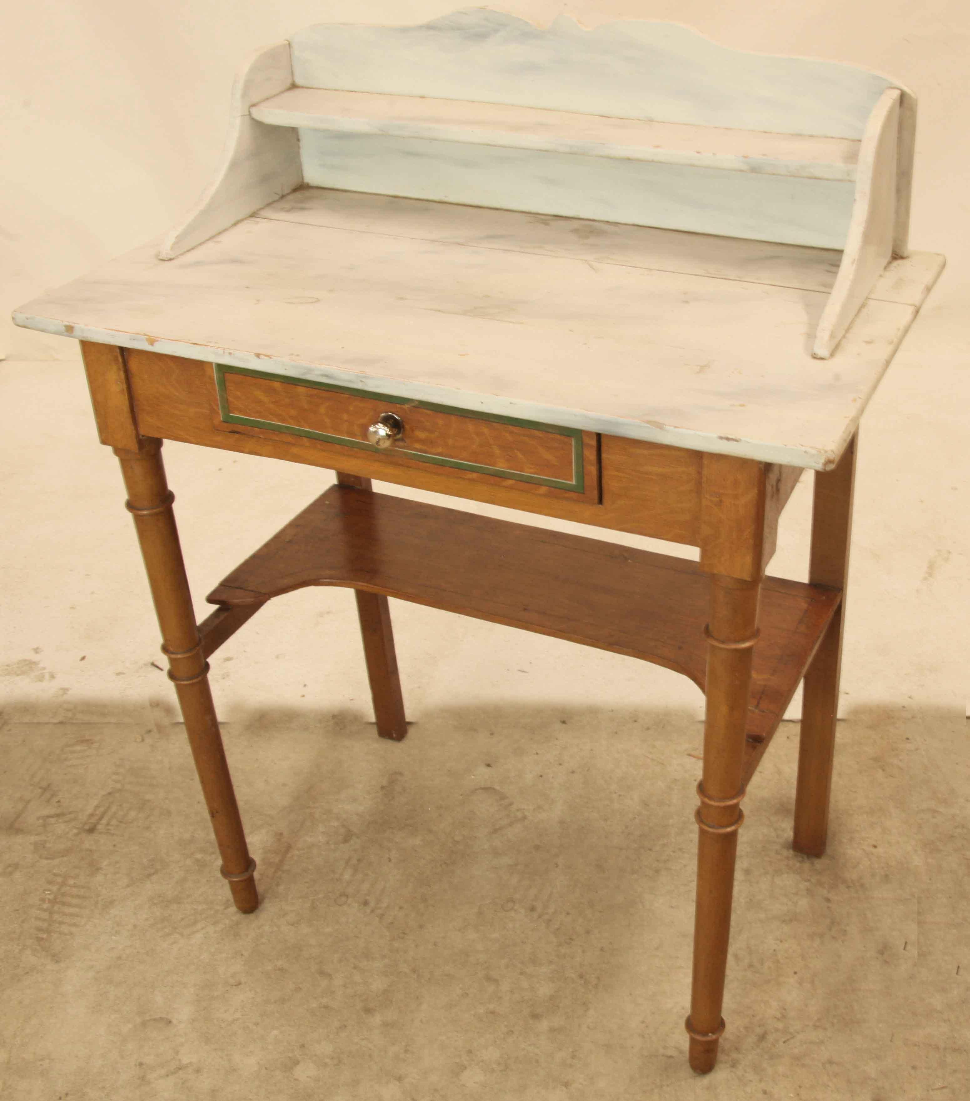 Effet bois Table à un tiroir peinte en Grain en vente