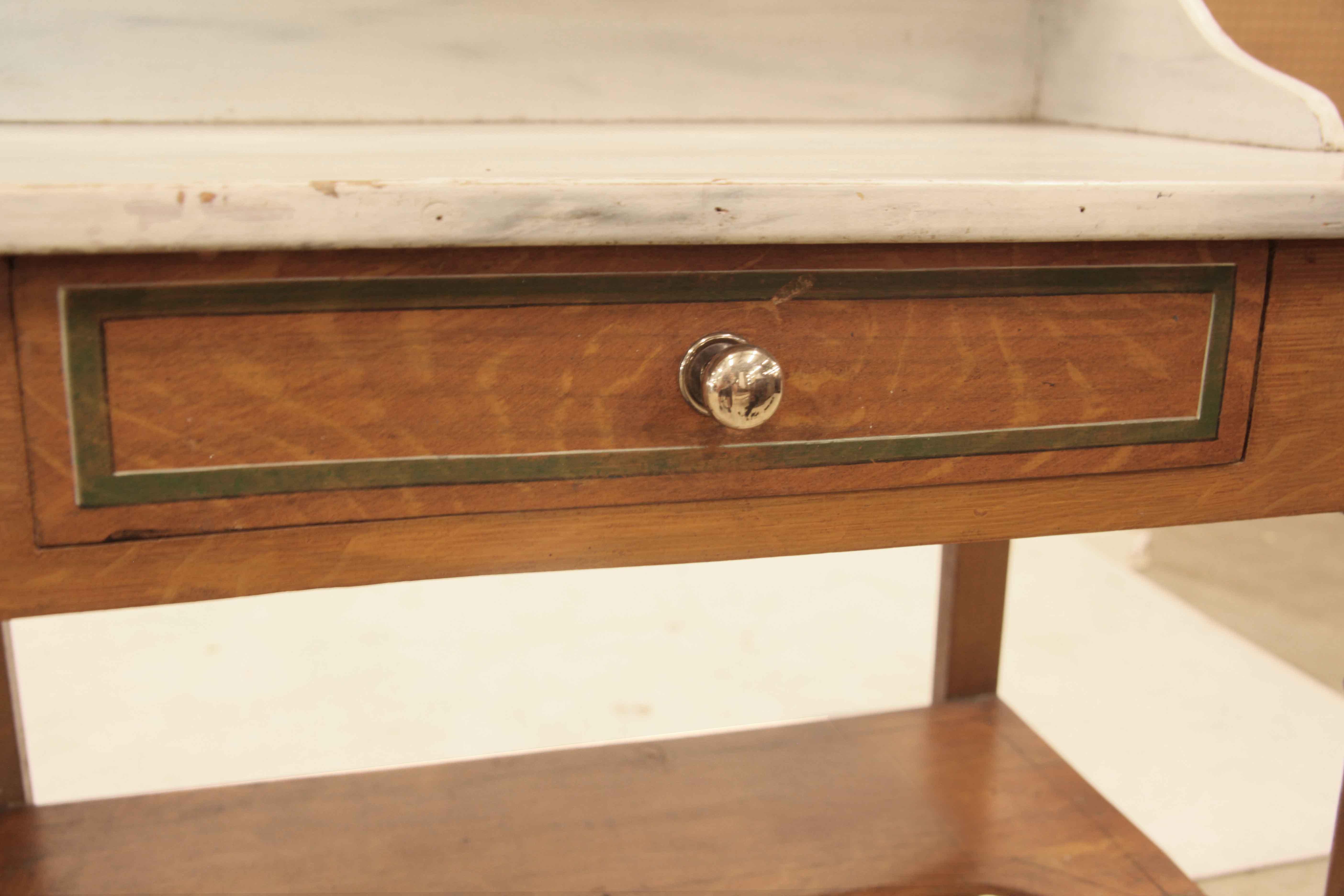 Milieu du XIXe siècle Table à un tiroir peinte en Grain en vente