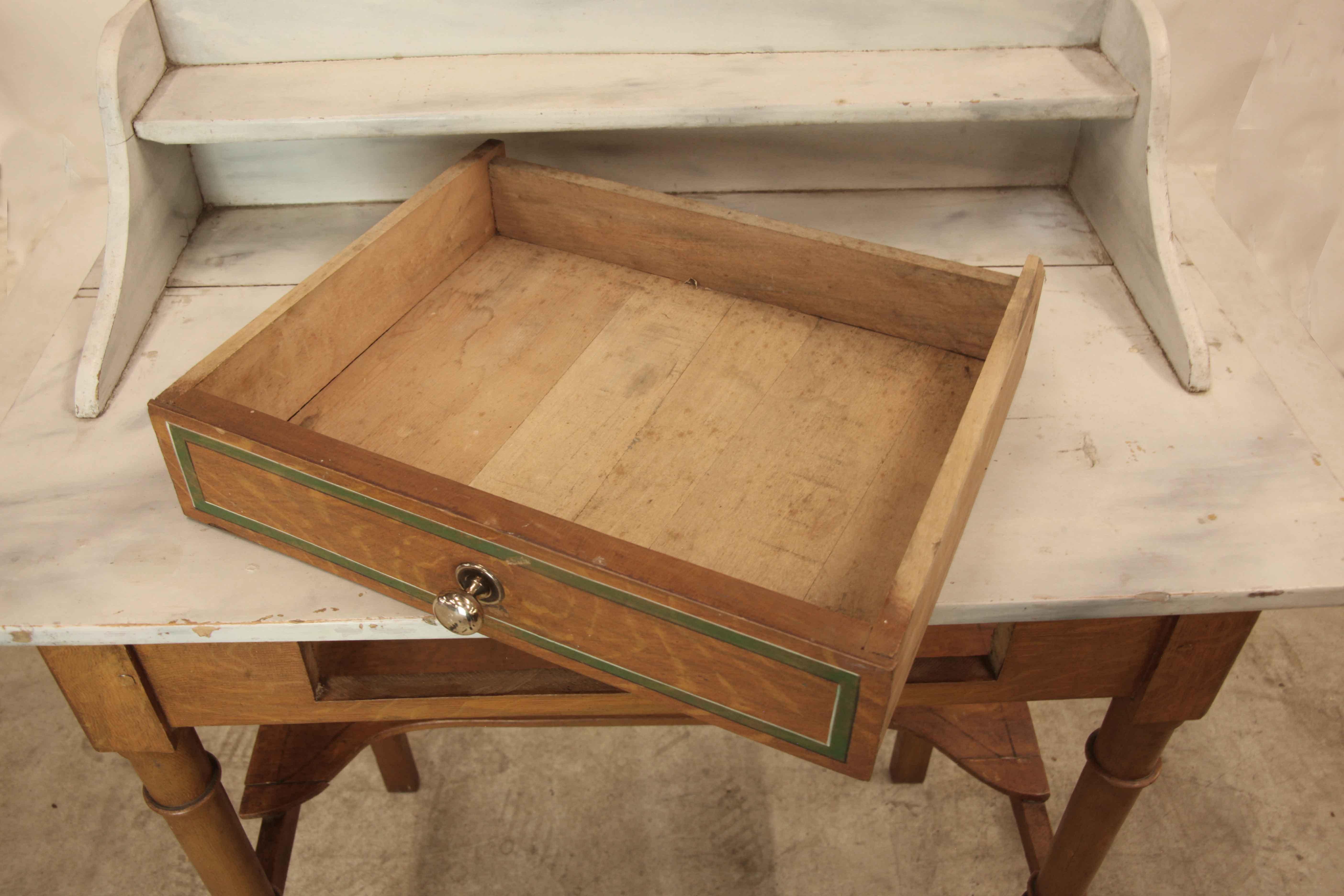 Laiton Table à un tiroir peinte en Grain en vente