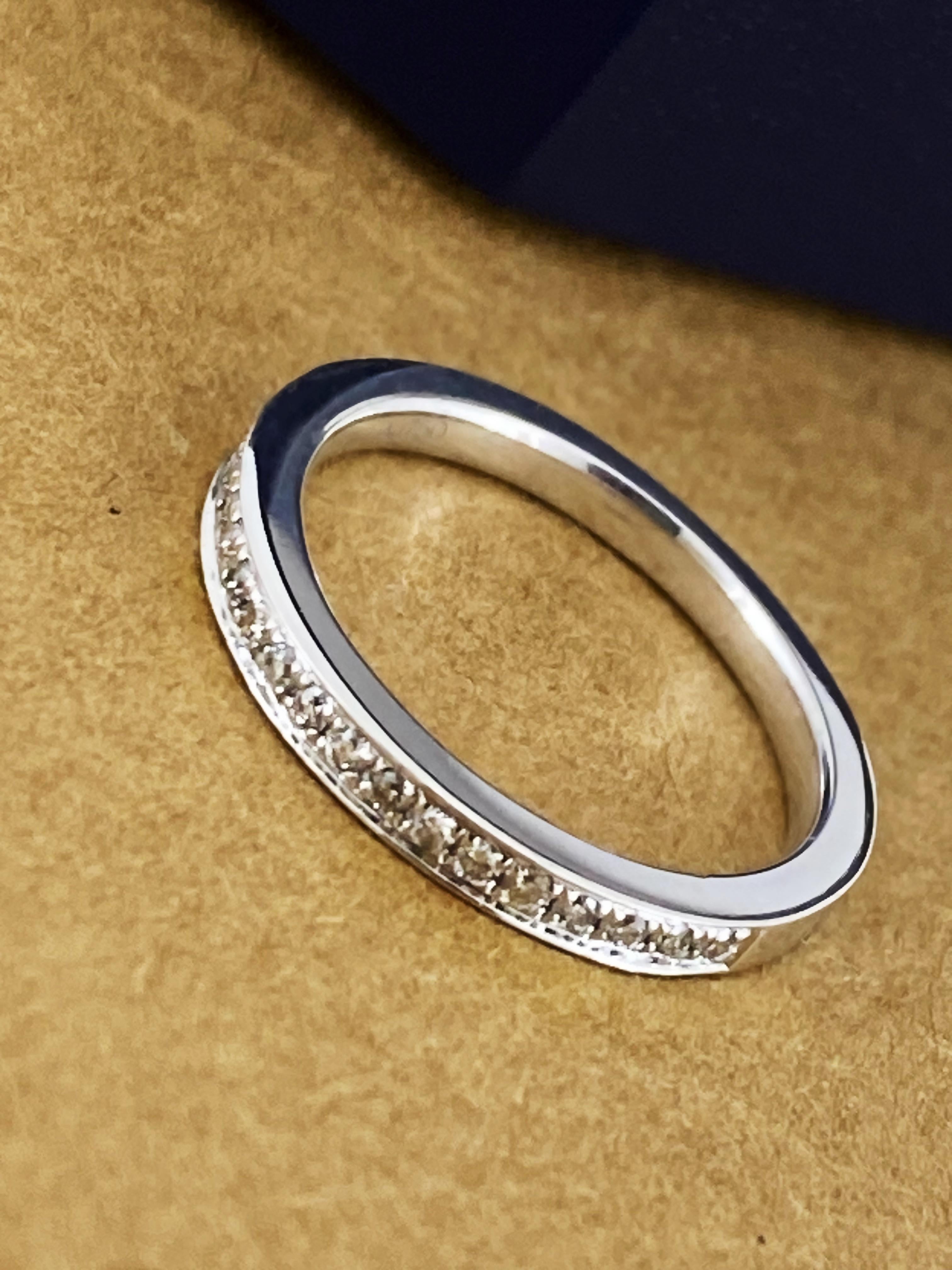 Taille ronde Bracelet demi-éternité en or blanc 18 carats serti de diamants (0,15 ct) G/VS en vente