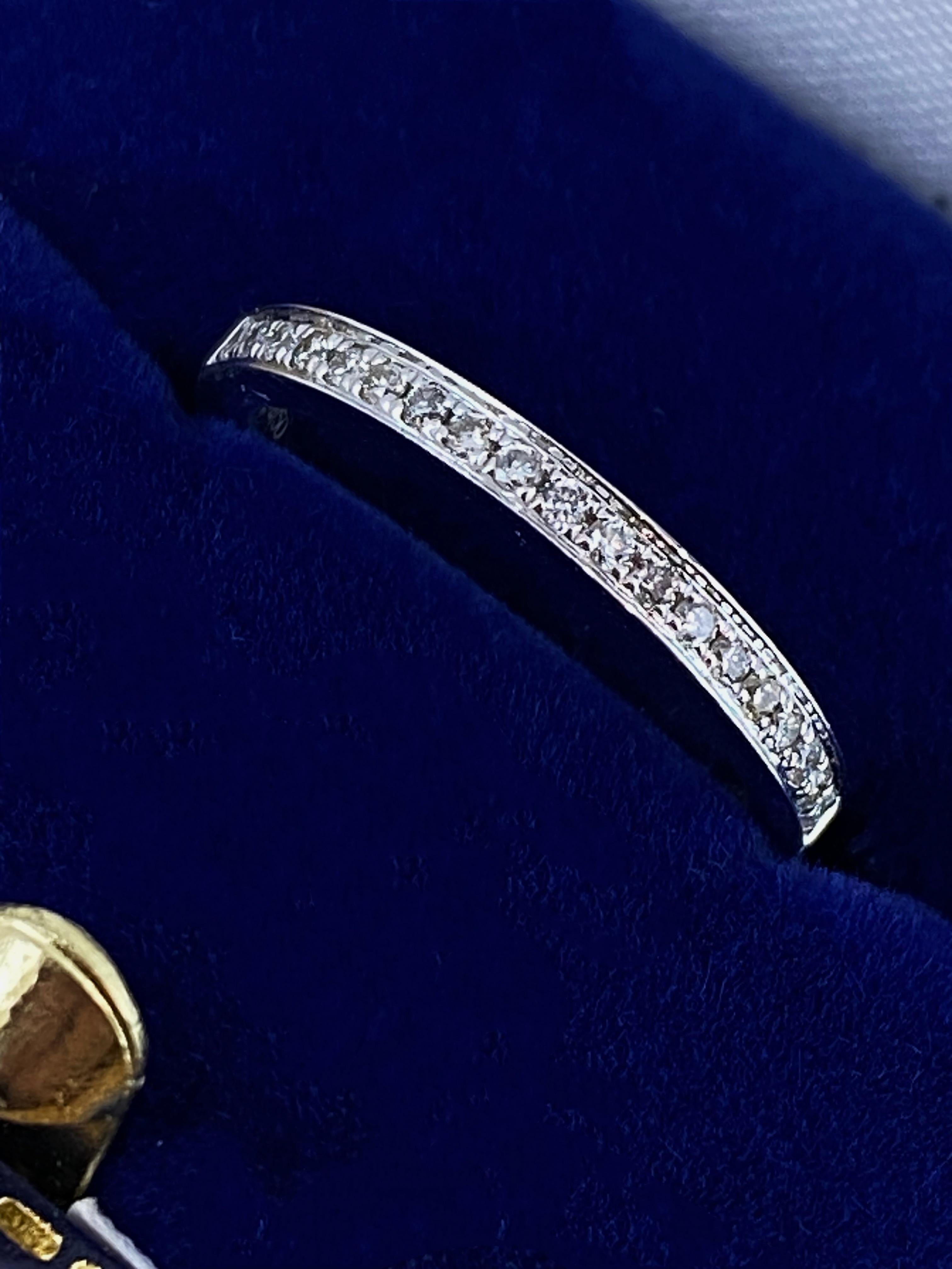 Bracelet demi-éternité en or blanc 18 carats serti de diamants (0,15 ct) G/VS en vente 1