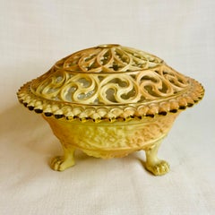Grainger and Co. Worcester Potpourri with Intricate Reticulated Cover & Paw Feet