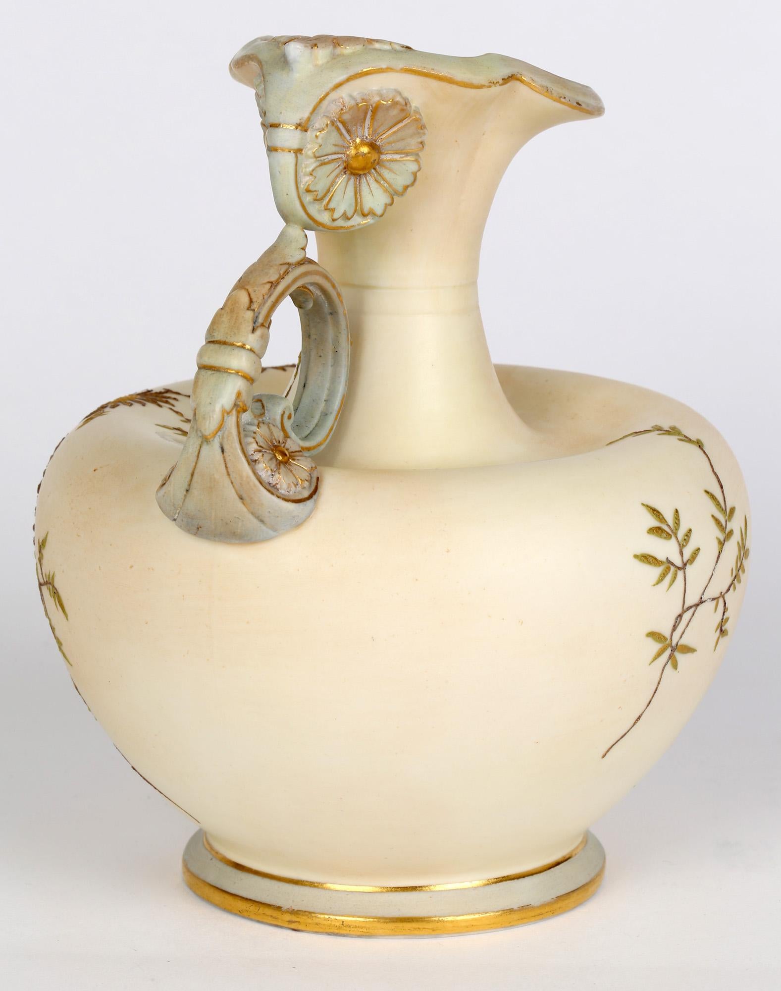 Pichet en porcelaine ivoire poudré décoré de fleurs de Grainger Worcester, 1894 en vente 3