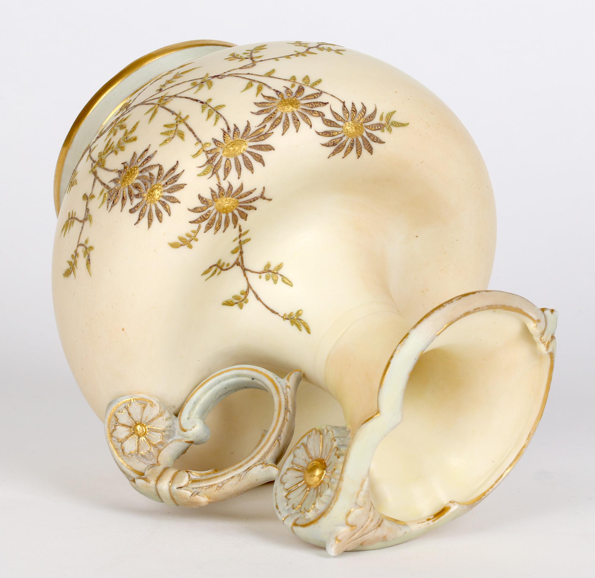 Pichet en porcelaine ivoire poudré décoré de fleurs de Grainger Worcester, 1894 en vente 4