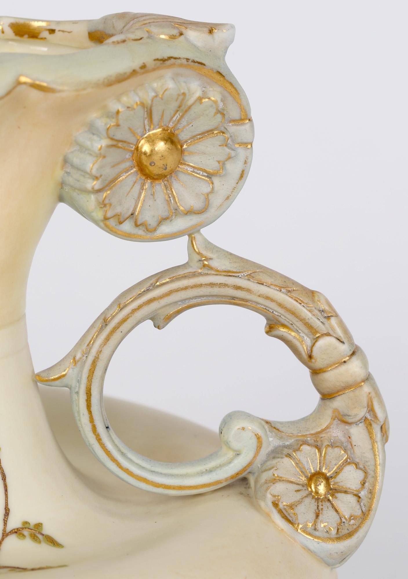 Pichet en porcelaine ivoire poudré décoré de fleurs de Grainger Worcester, 1894 en vente 5