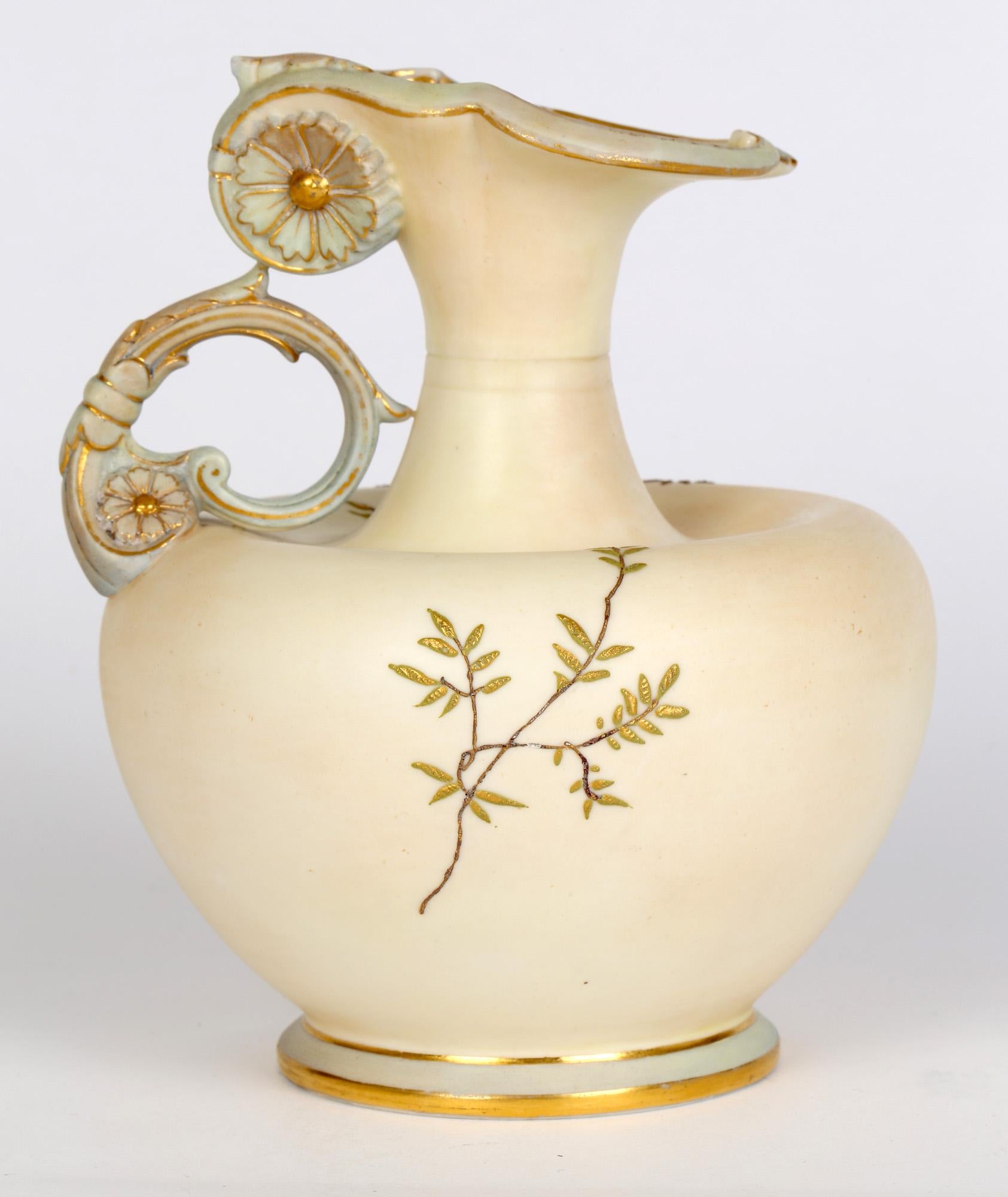Pichet en porcelaine ivoire poudré décoré de fleurs de Grainger Worcester, 1894 en vente 6
