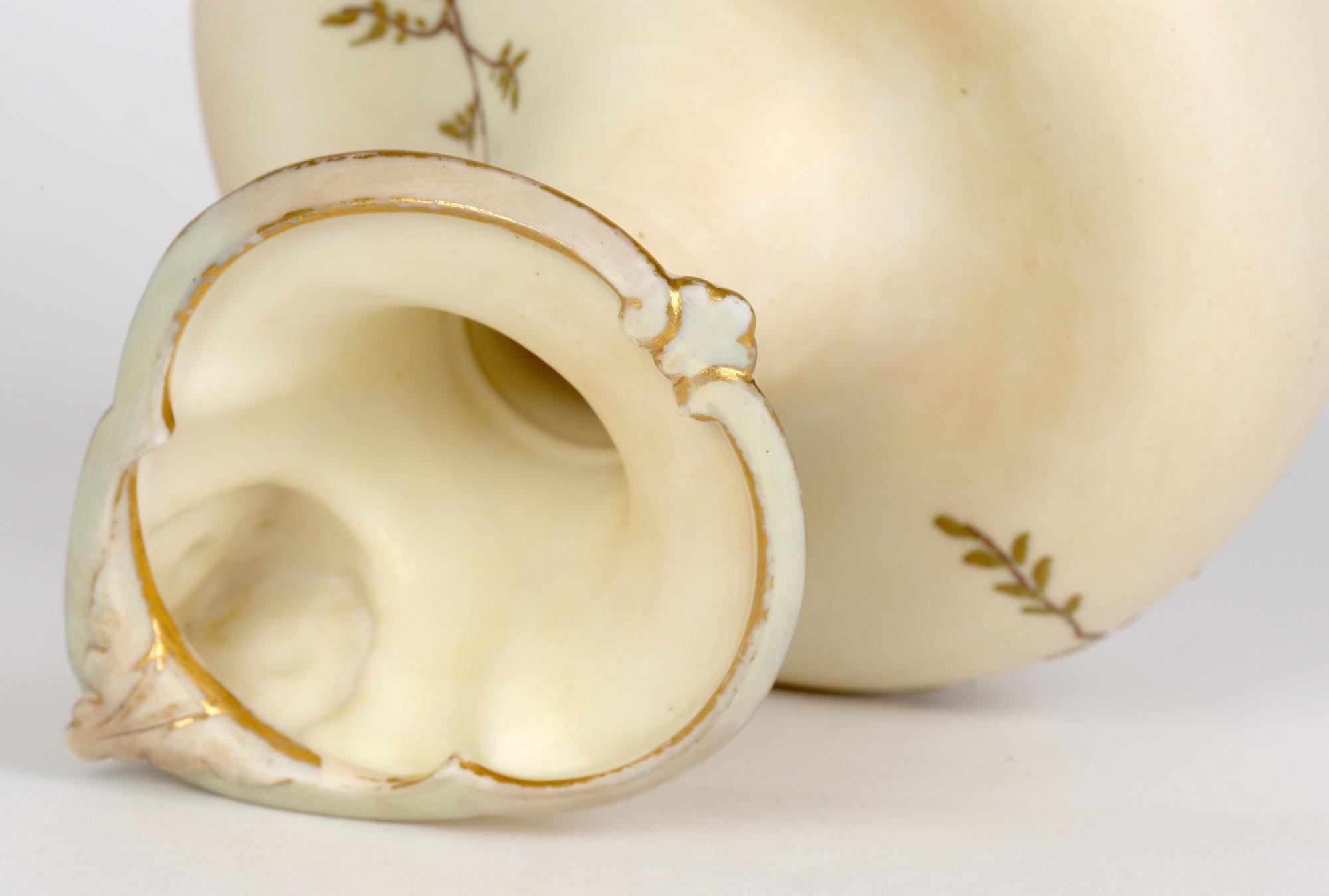 Pichet inhabituel en porcelaine ivoire rougissante Grainger & Co Royal Worcester, décoré de motifs floraux et daté de 1894. La cruche repose sur un pied de piédestal arrondi, avec un corps large et arrondi, un col étroit et comprimé vers le bas, un