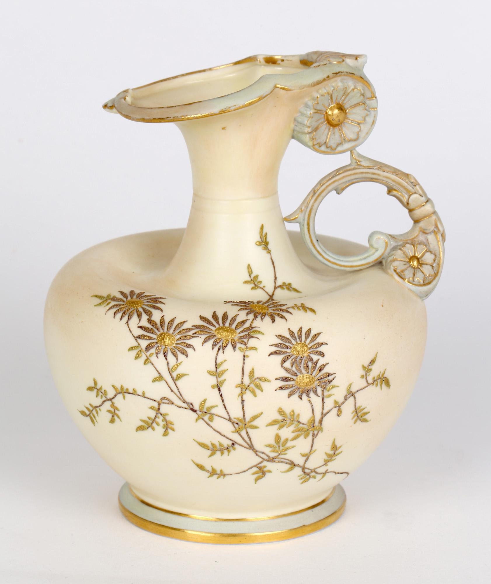 Anglais Pichet en porcelaine ivoire poudré décoré de fleurs de Grainger Worcester, 1894 en vente