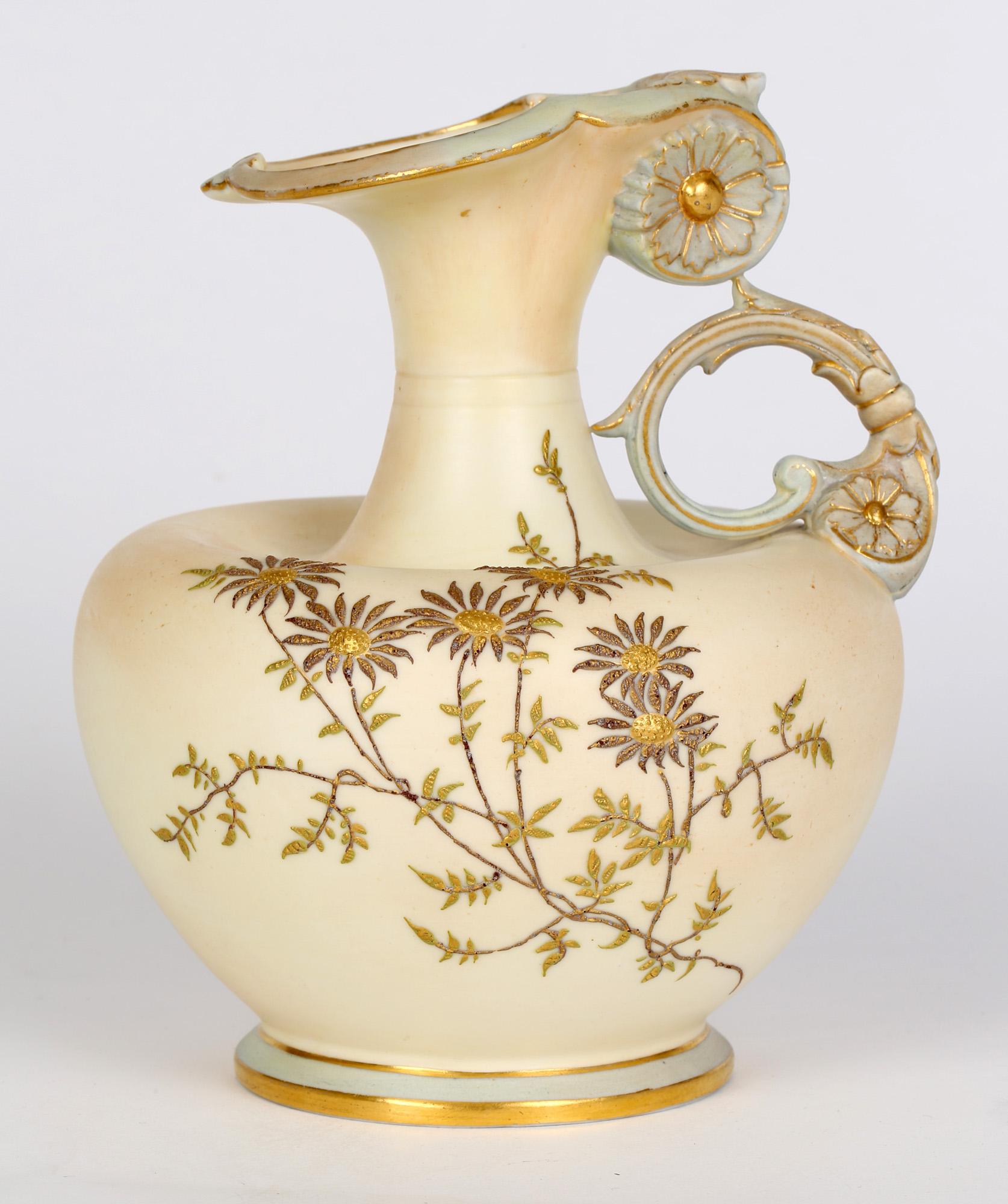 Fin du XIXe siècle Pichet en porcelaine ivoire poudré décoré de fleurs de Grainger Worcester, 1894 en vente