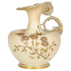 Pichet en porcelaine ivoire poudré décoré de fleurs de Grainger Worcester, 1894