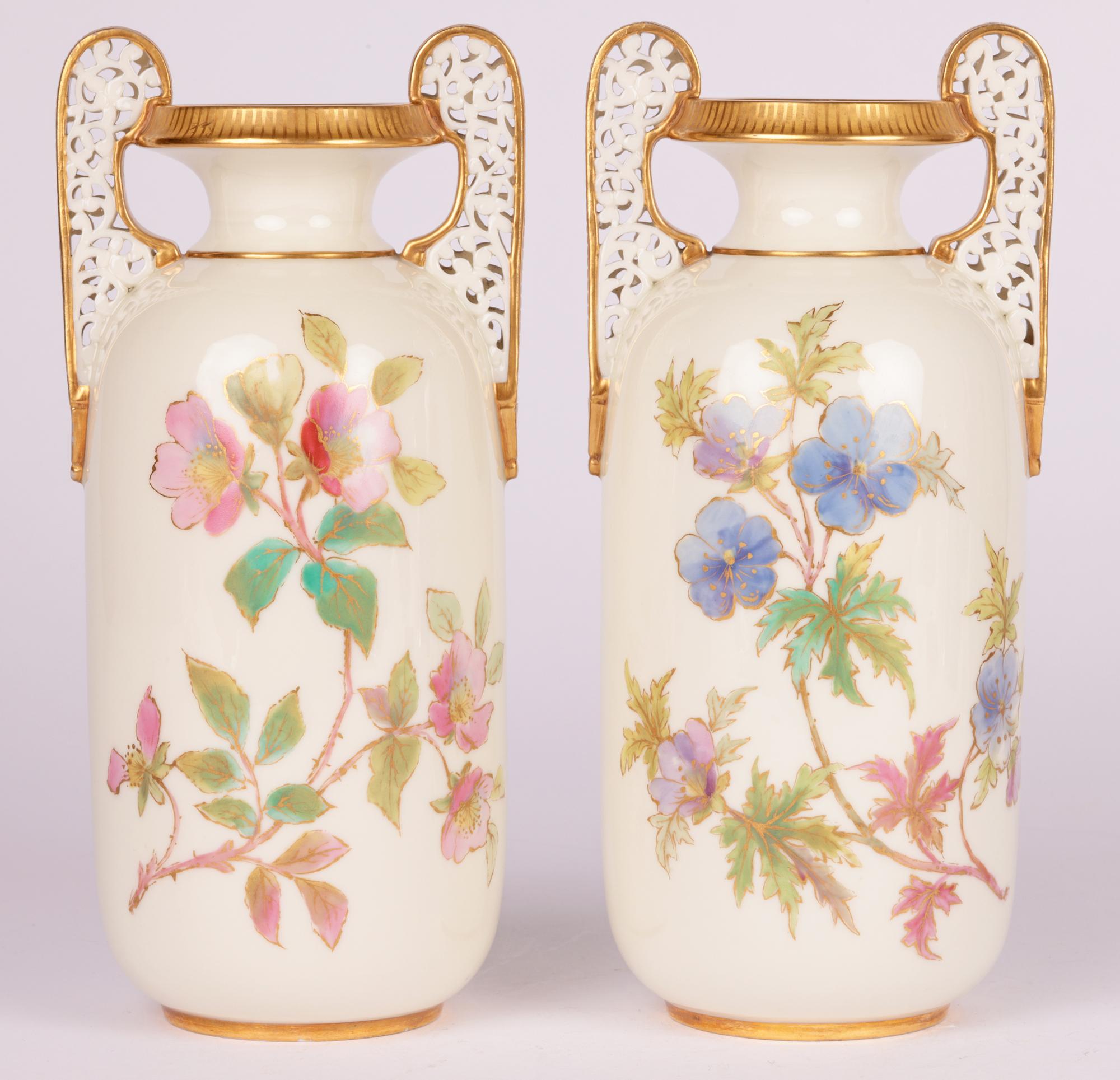 Grainger Worcester Pair Floral Painted Twin Handle Vasen  im Angebot 2