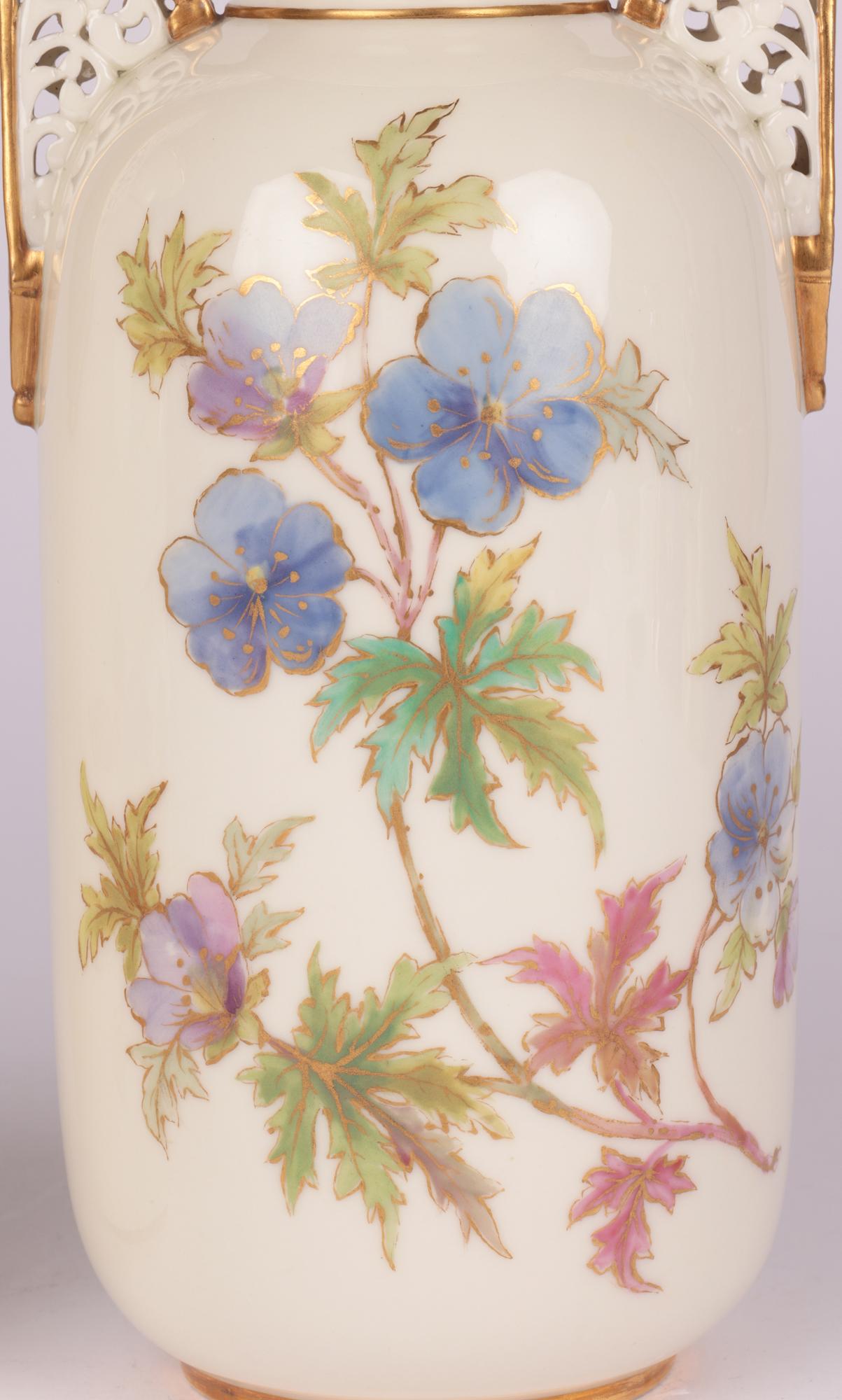 Grainger Worcester Pair Floral Painted Twin Handle Vasen  im Angebot 6