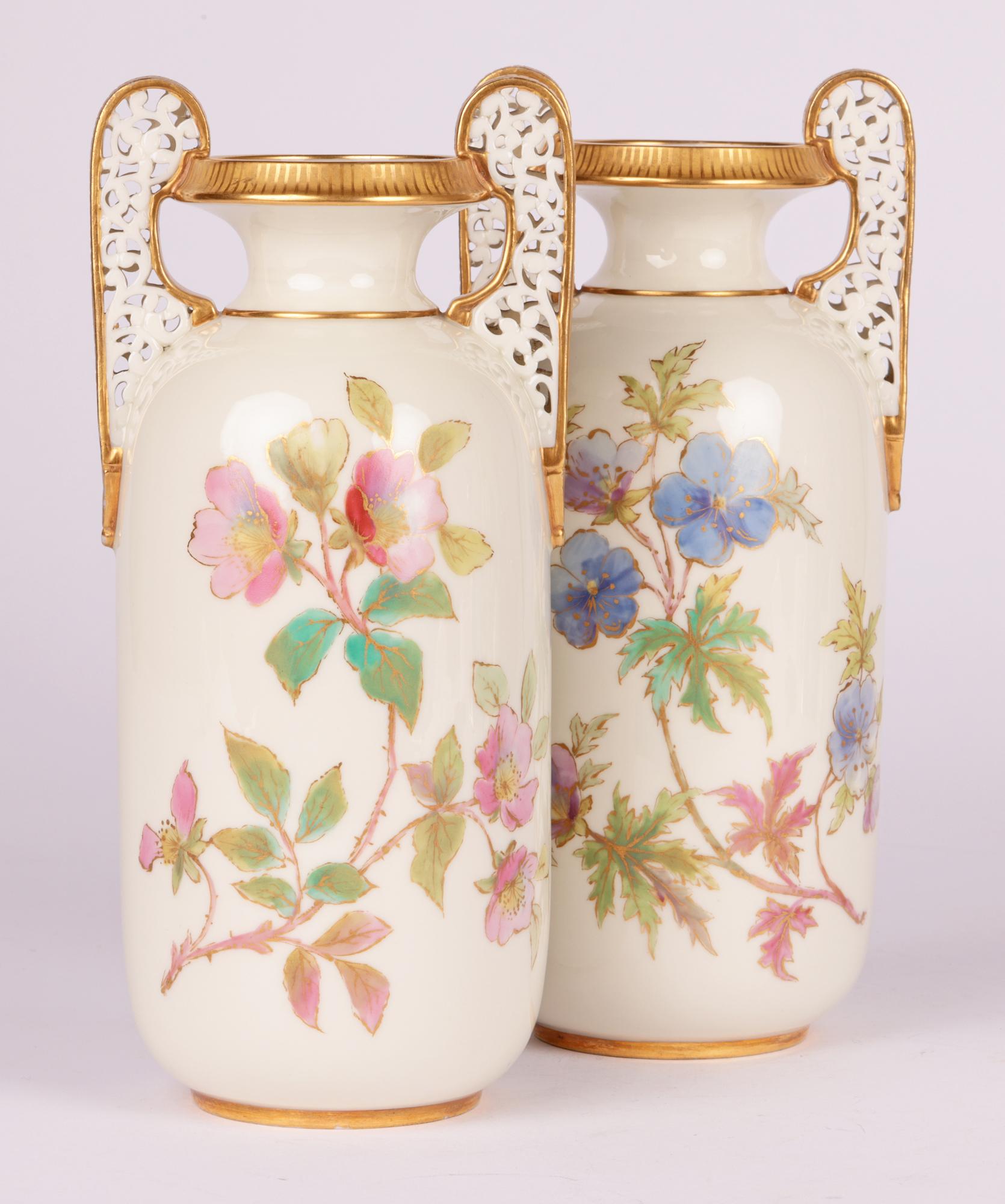 Grainger Worcester Pair Floral Painted Twin Handle Vasen  im Angebot 7