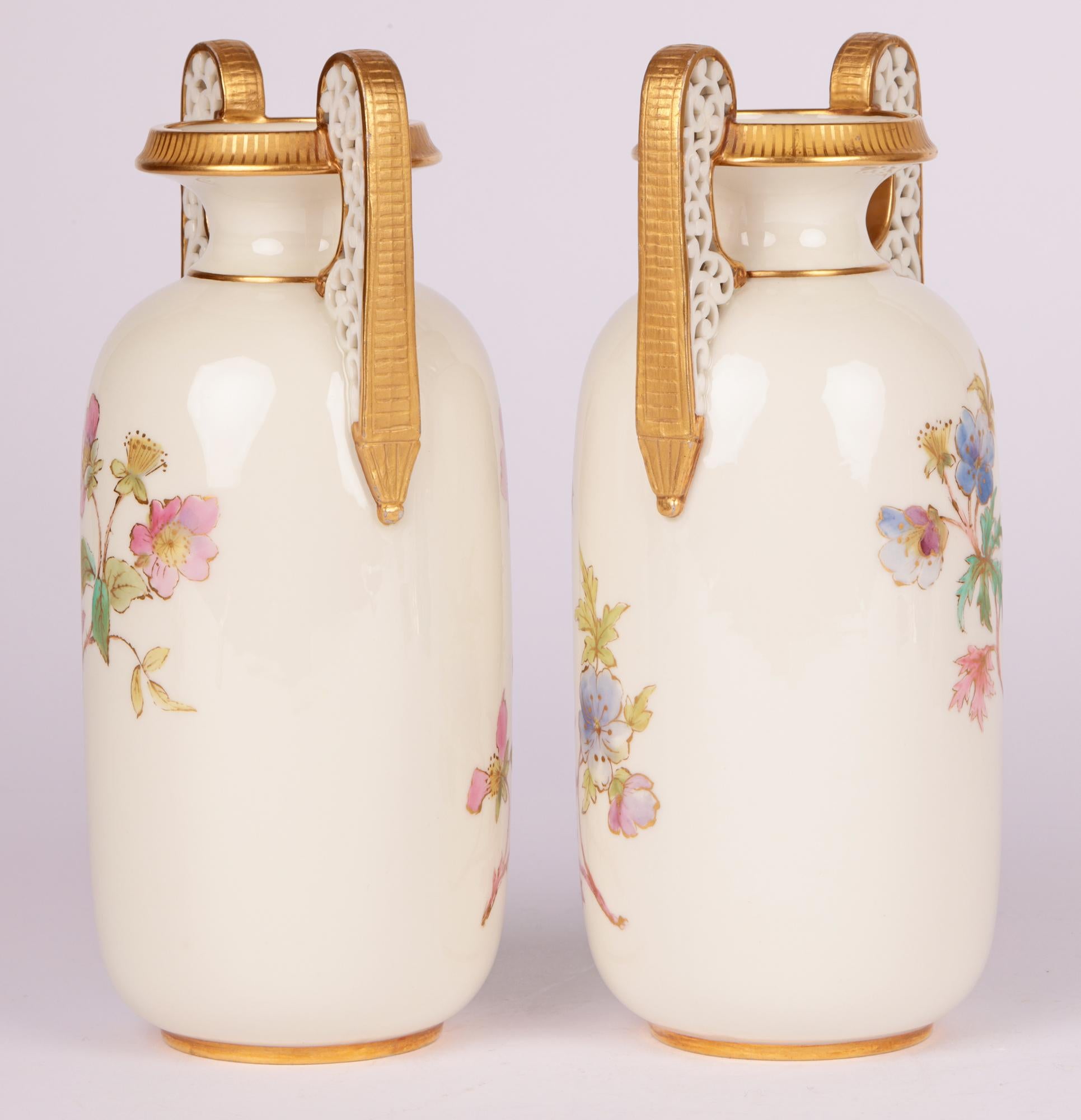 Grainger Worcester Pair Floral Painted Twin Handle Vasen  im Angebot 9