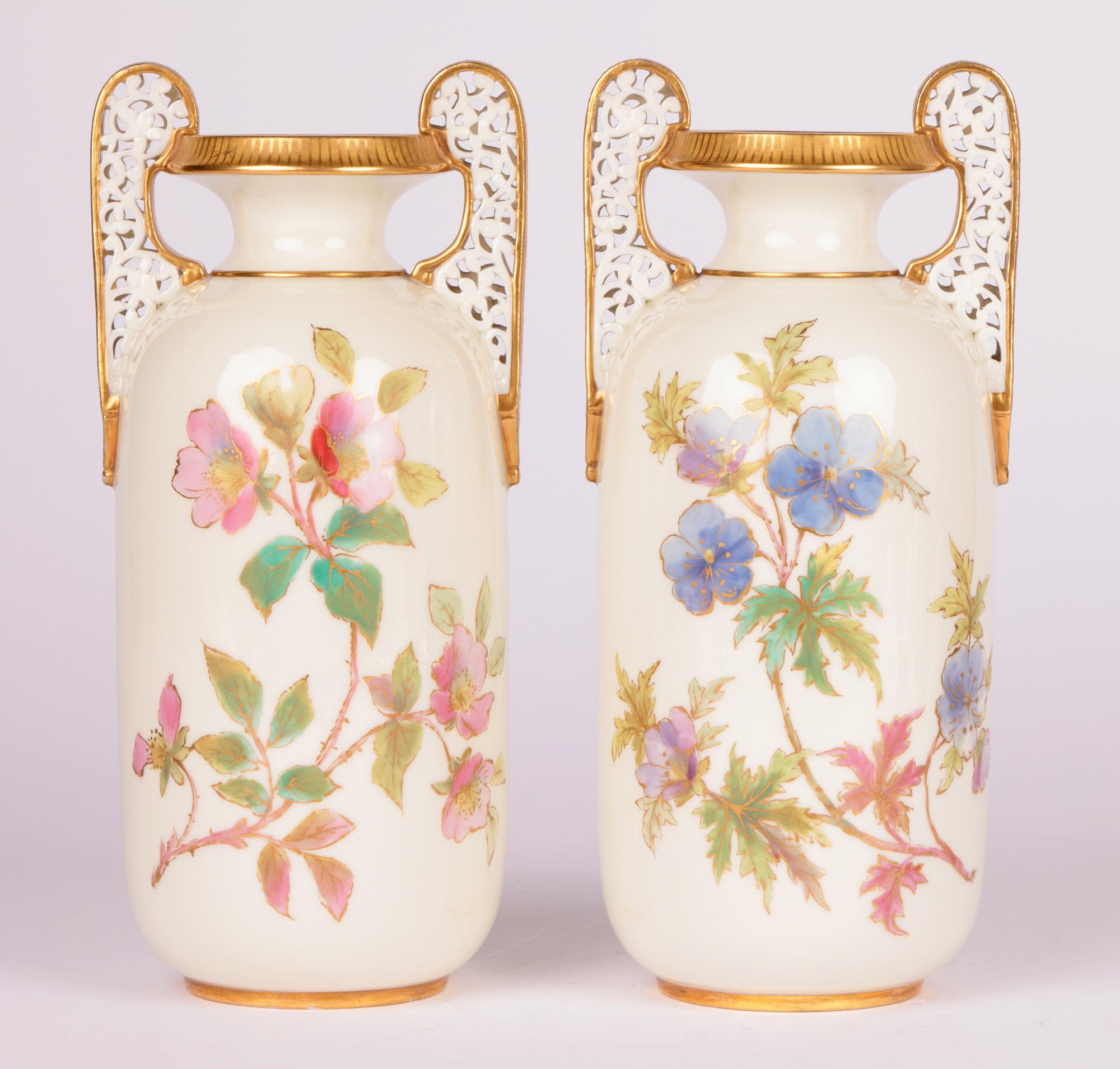 Grainger Worcester Pair Floral Painted Twin Handle Vasen  im Angebot 11