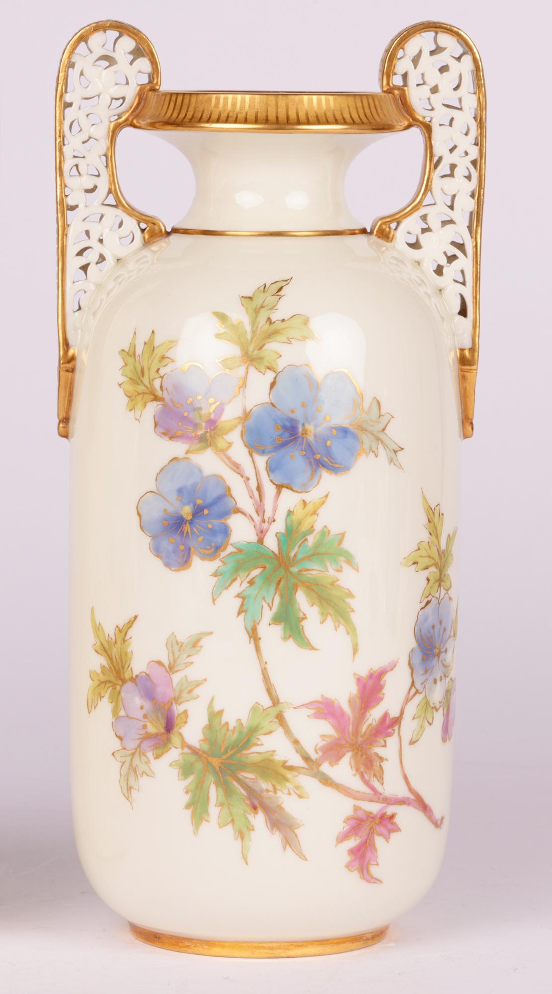 Grainger Worcester Pair Floral Painted Twin Handle Vasen  (Englisch) im Angebot