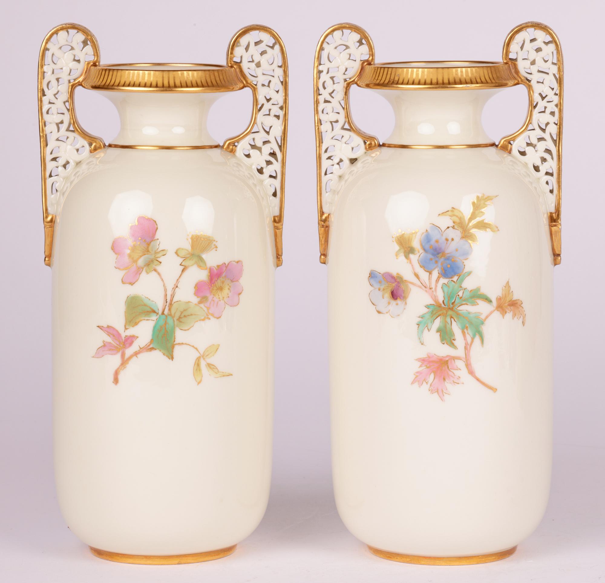 Grainger Worcester Pair Floral Painted Twin Handle Vasen  (19. Jahrhundert) im Angebot
