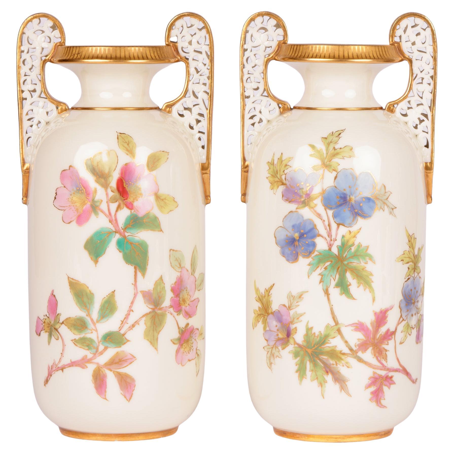 Grainger Worcester Pair Floral Painted Twin Handle Vasen  im Angebot