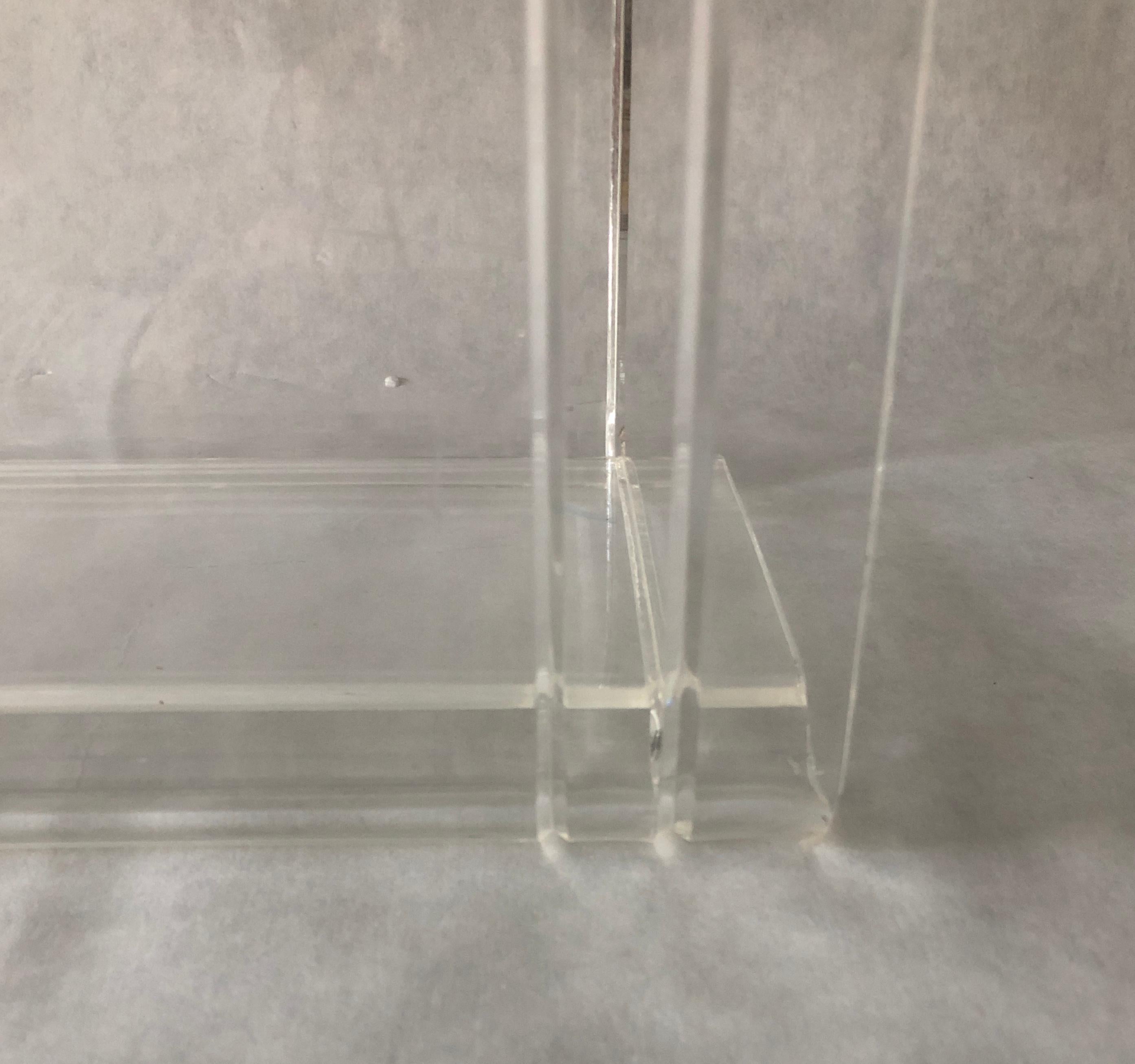 Grainware Clear Lucite or Acrylic Magazine Rack / Caddy / Holder with Handle In Good Condition For Sale In Houston, TX