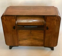 Meuble de rangement grammophone conçu par Jindrich Halabala dans les années 1930