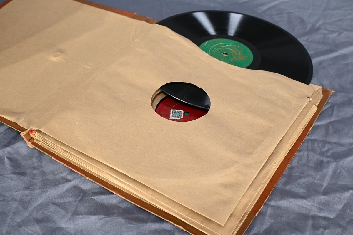 “Pathé Olotonal” Portable Gramophone – 1930 8