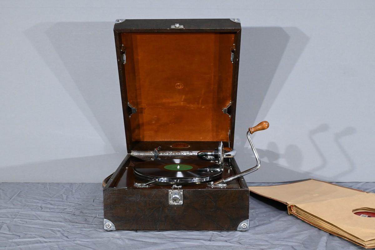 “Pathé Olotonal” Portable Gramophone – 1930 2