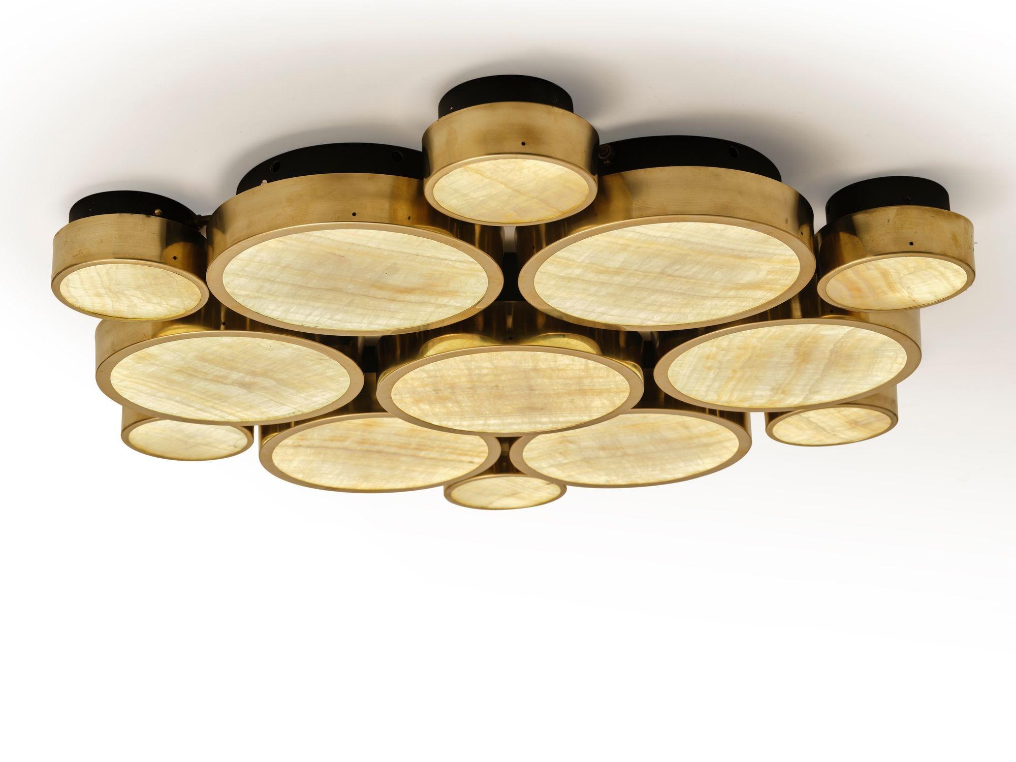 Gran Costellazione es una colección de lámparas modulares compuestas por elementos de iluminación de distintos diámetros y alturas, dispuestos para formar composiciones escultóricas visualmente estructuradas con una iluminación bien equilibrada. La