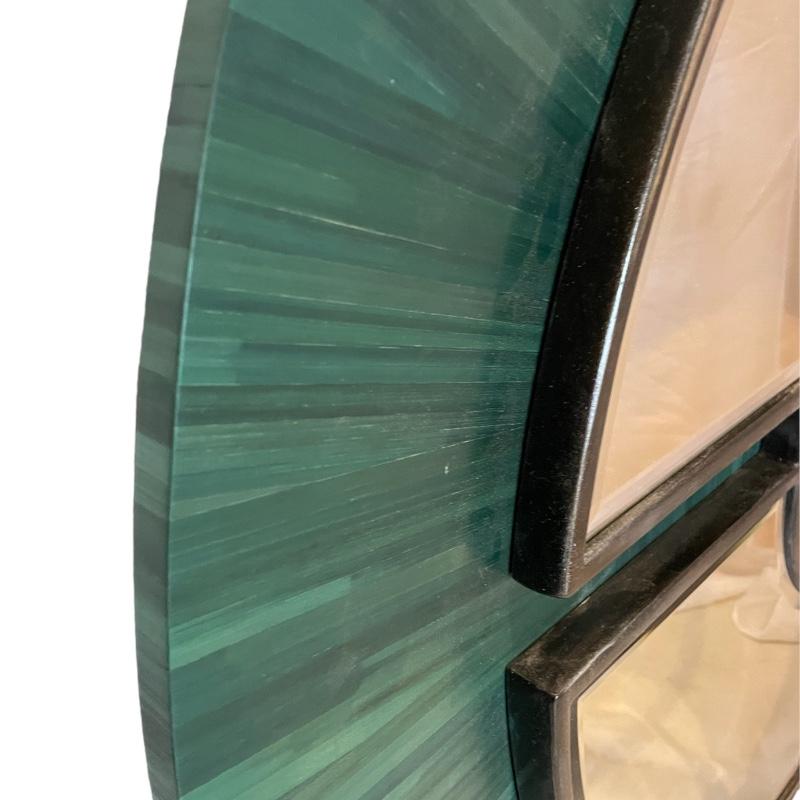 Grand miroir rond, 120 cm. de diamètre, en bois patiné et marqueterie de paille, une pièce unique produite par l'Atelier D'art A.C.I.C. estampillé. La marqueterie de paille est réalisée entièrement à la main avec une extrême délicatesse. Une paire a