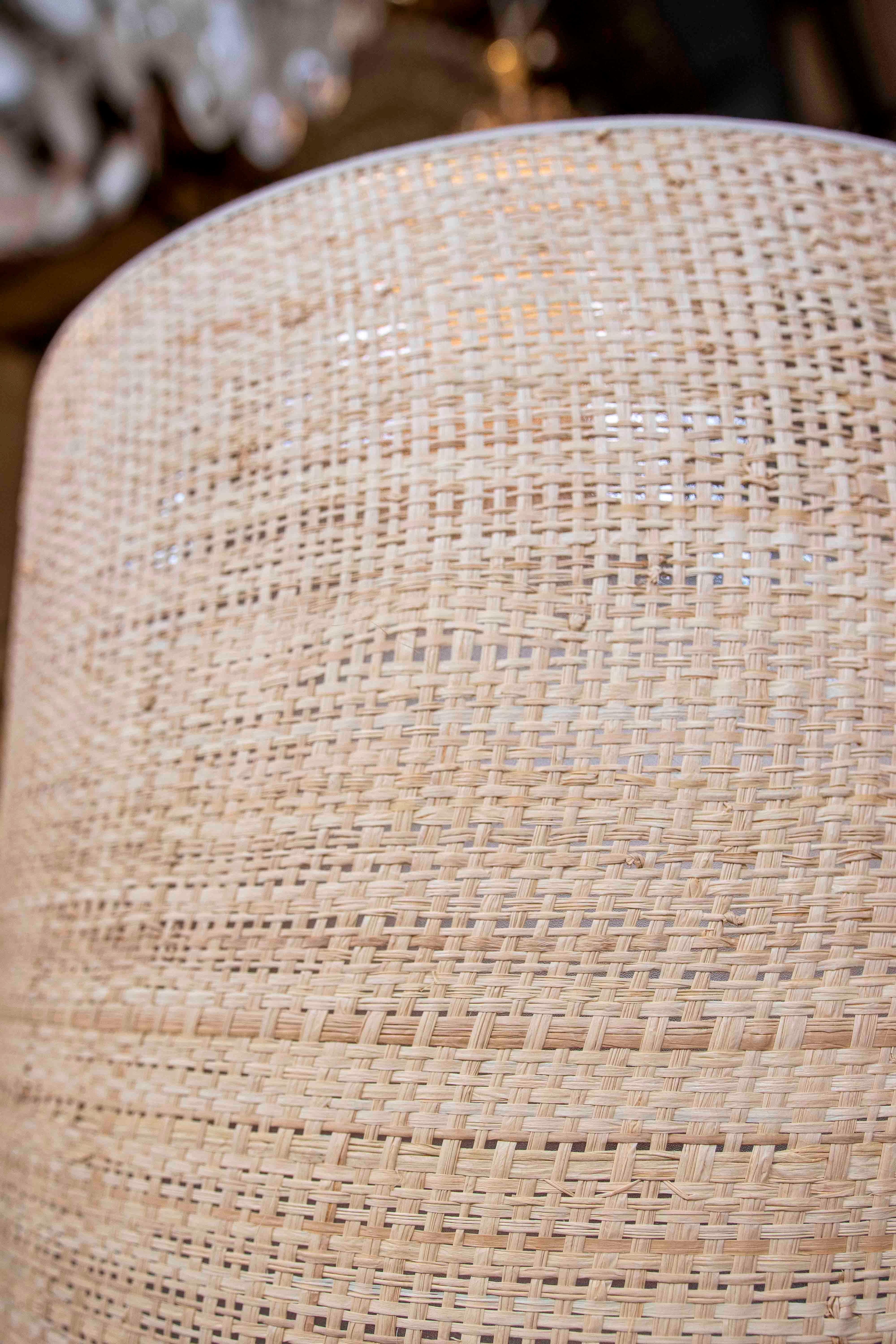 Grande lampe en céramique blanche avec fruits et fleurs en relief, Espagne en vente 3