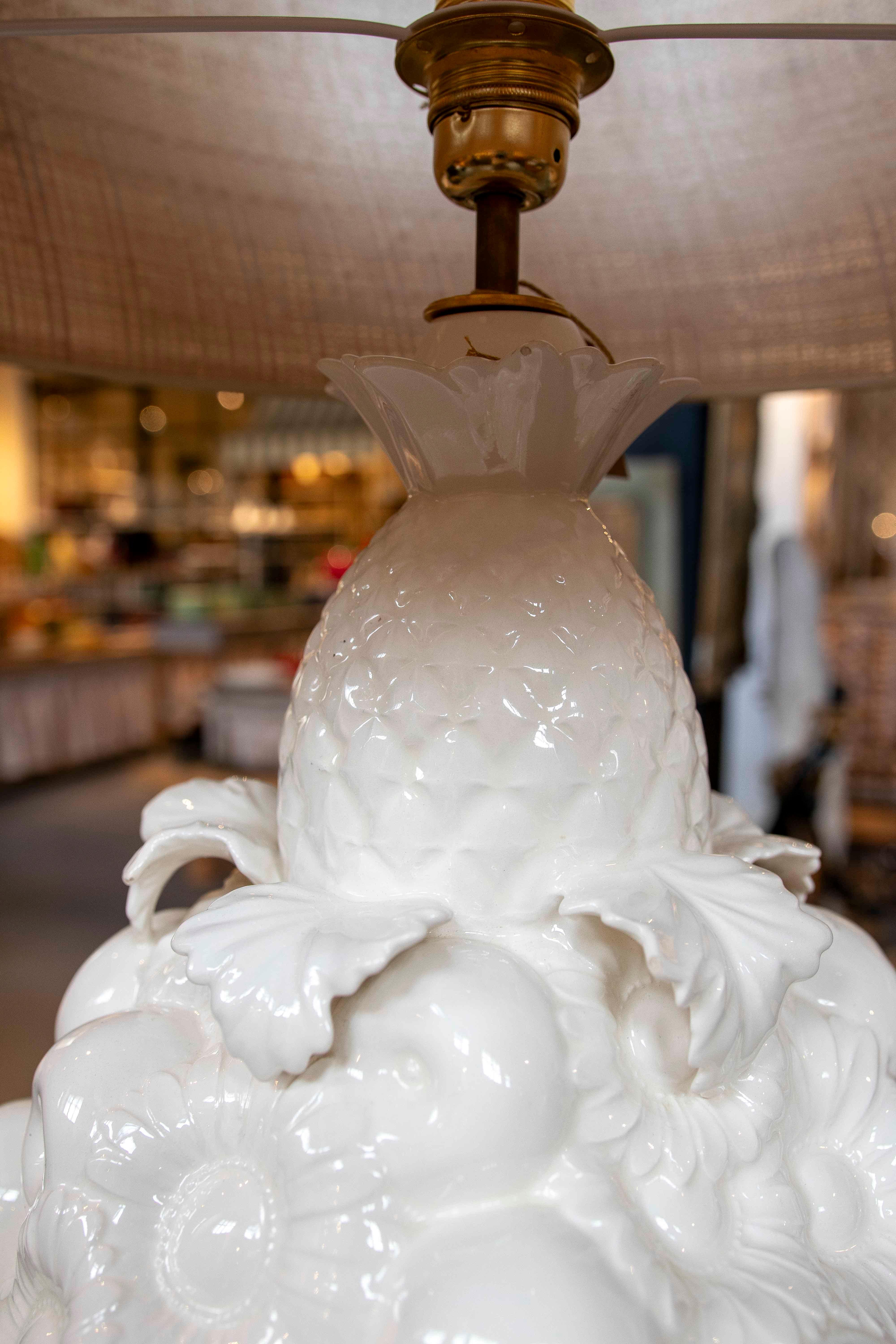 Grande lampe en céramique blanche avec fruits et fleurs en relief, Espagne en vente 4