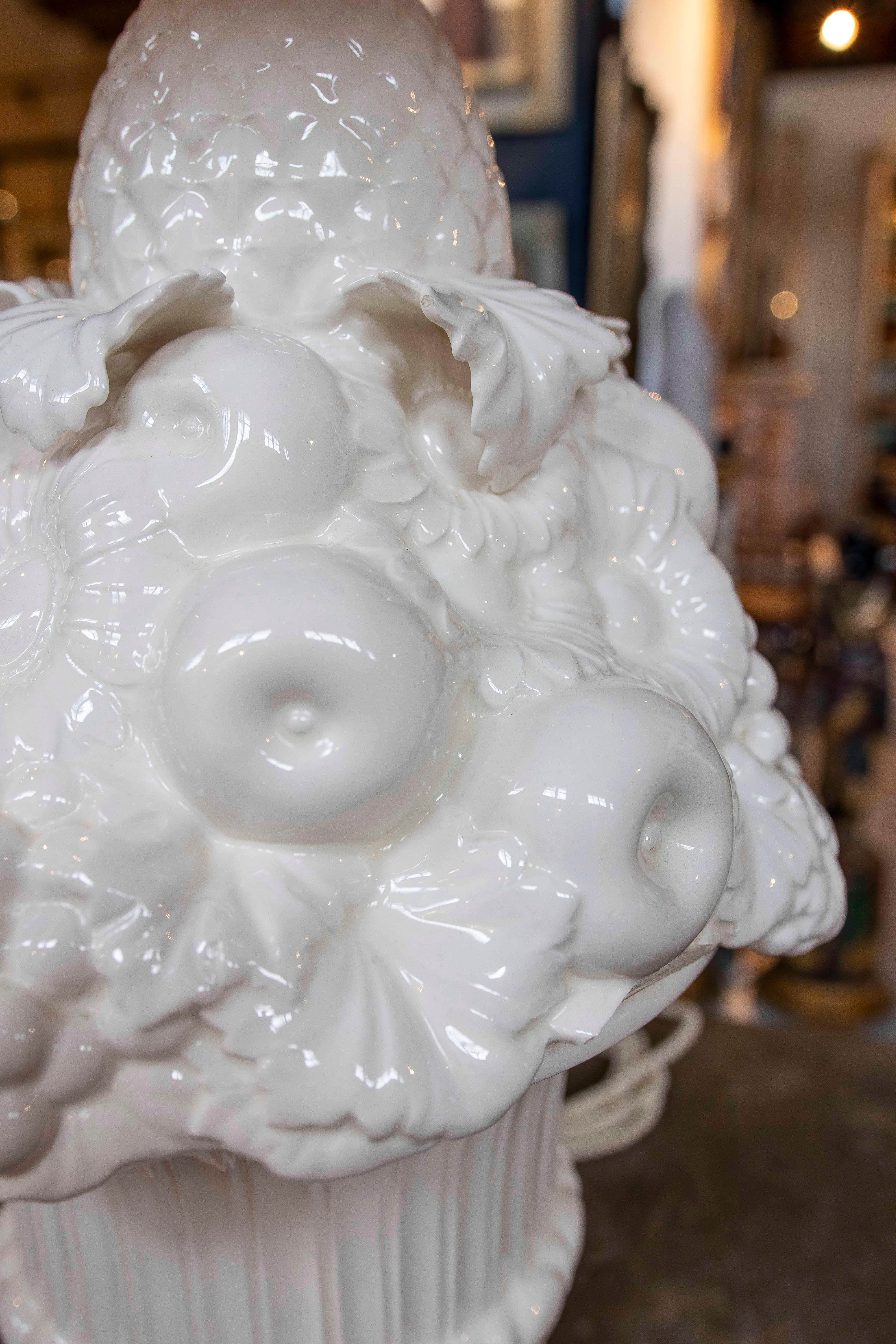 Grande lampe en céramique blanche avec fruits et fleurs en relief, Espagne en vente 5