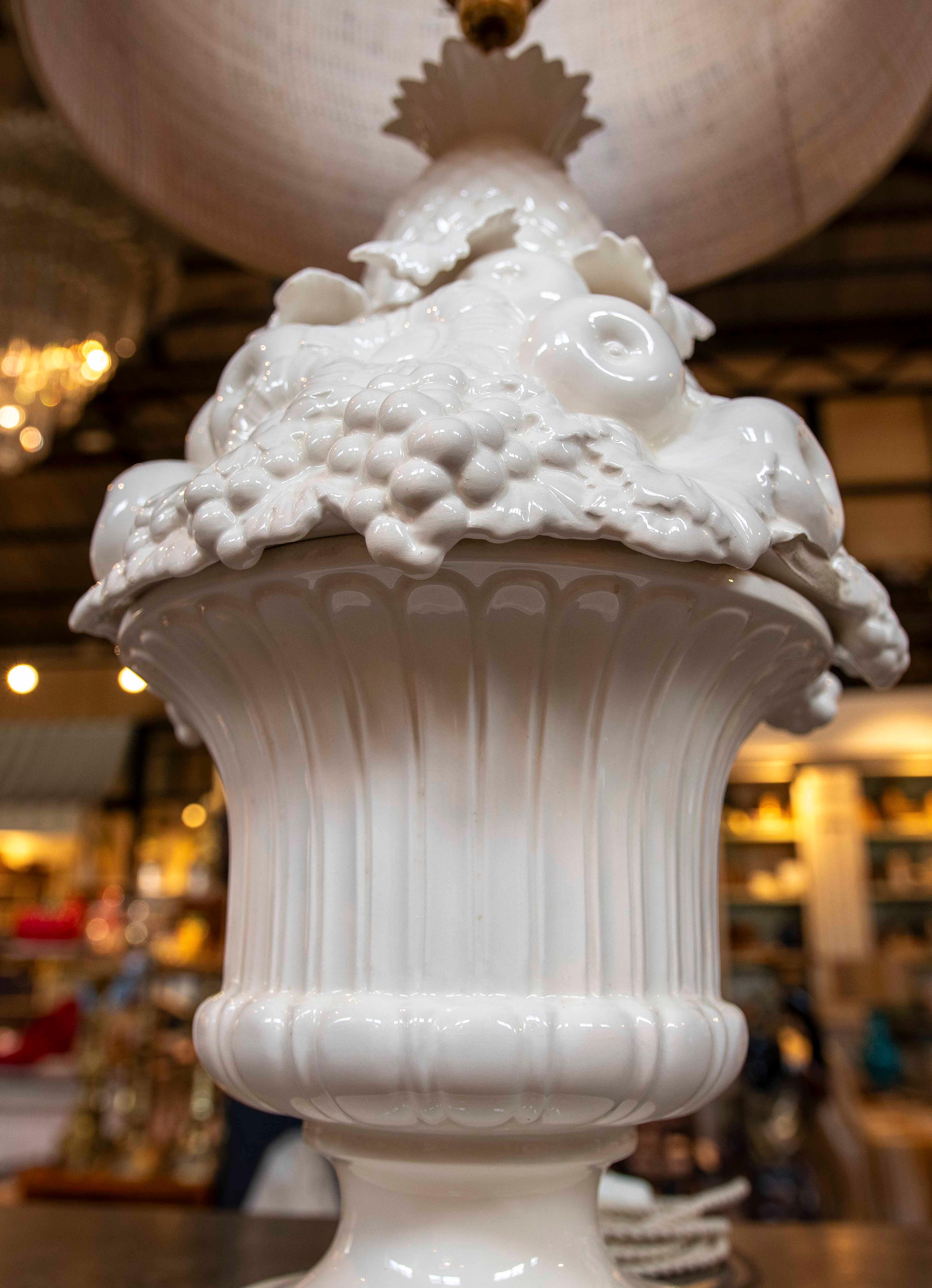 Grande lampe en céramique blanche avec fruits et fleurs en relief, Espagne en vente 6